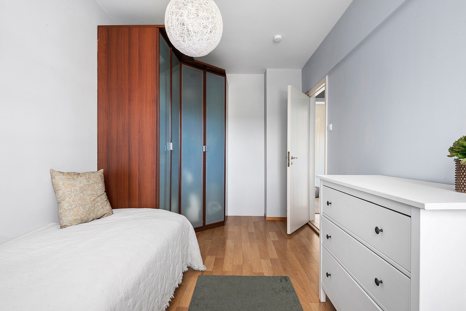 Soverom 2 med garderobeskap med god lagringsplass Galleribilde