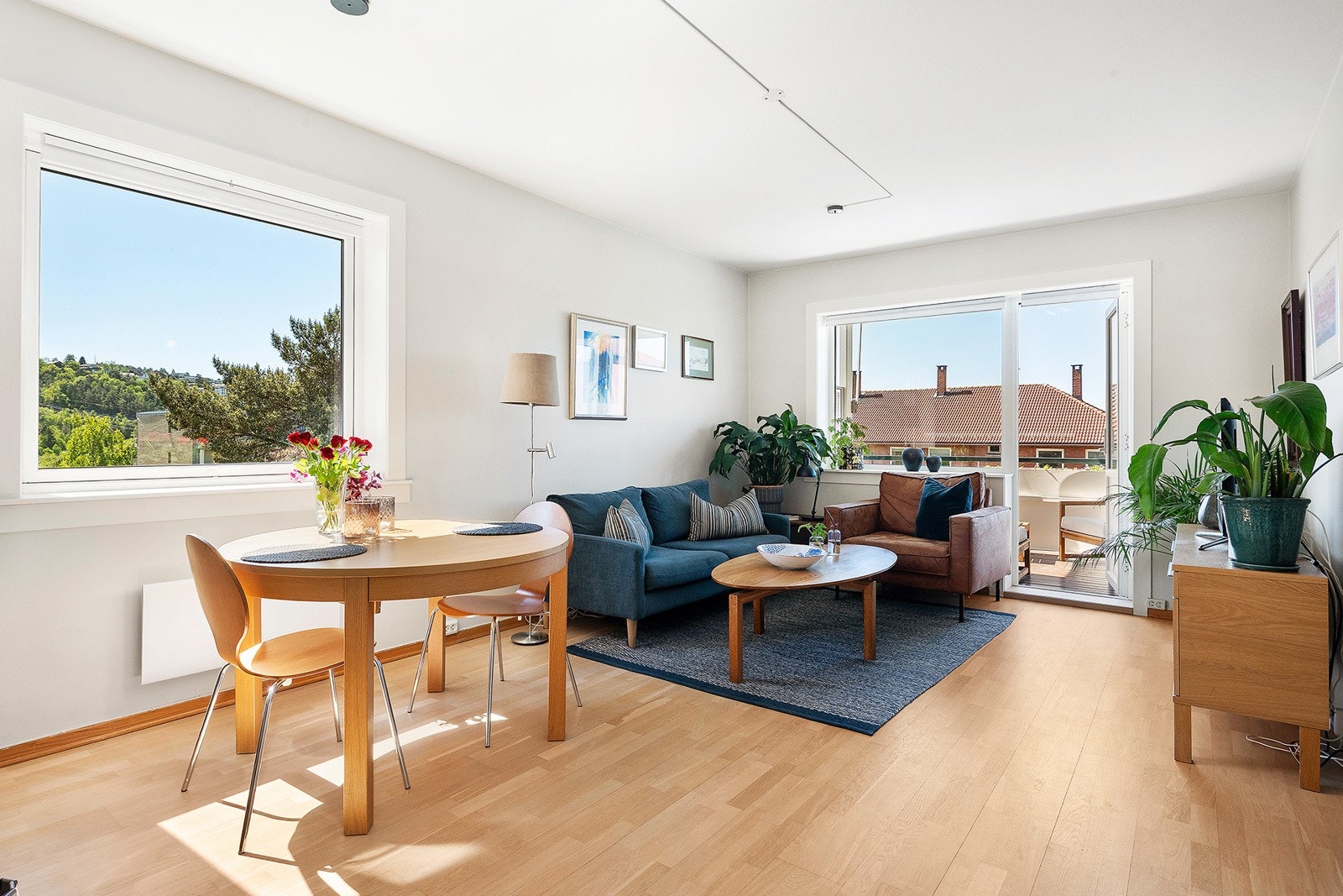 Meget lys gjennomgående 3-roms med vindu på gavlvegg. Galleribilde