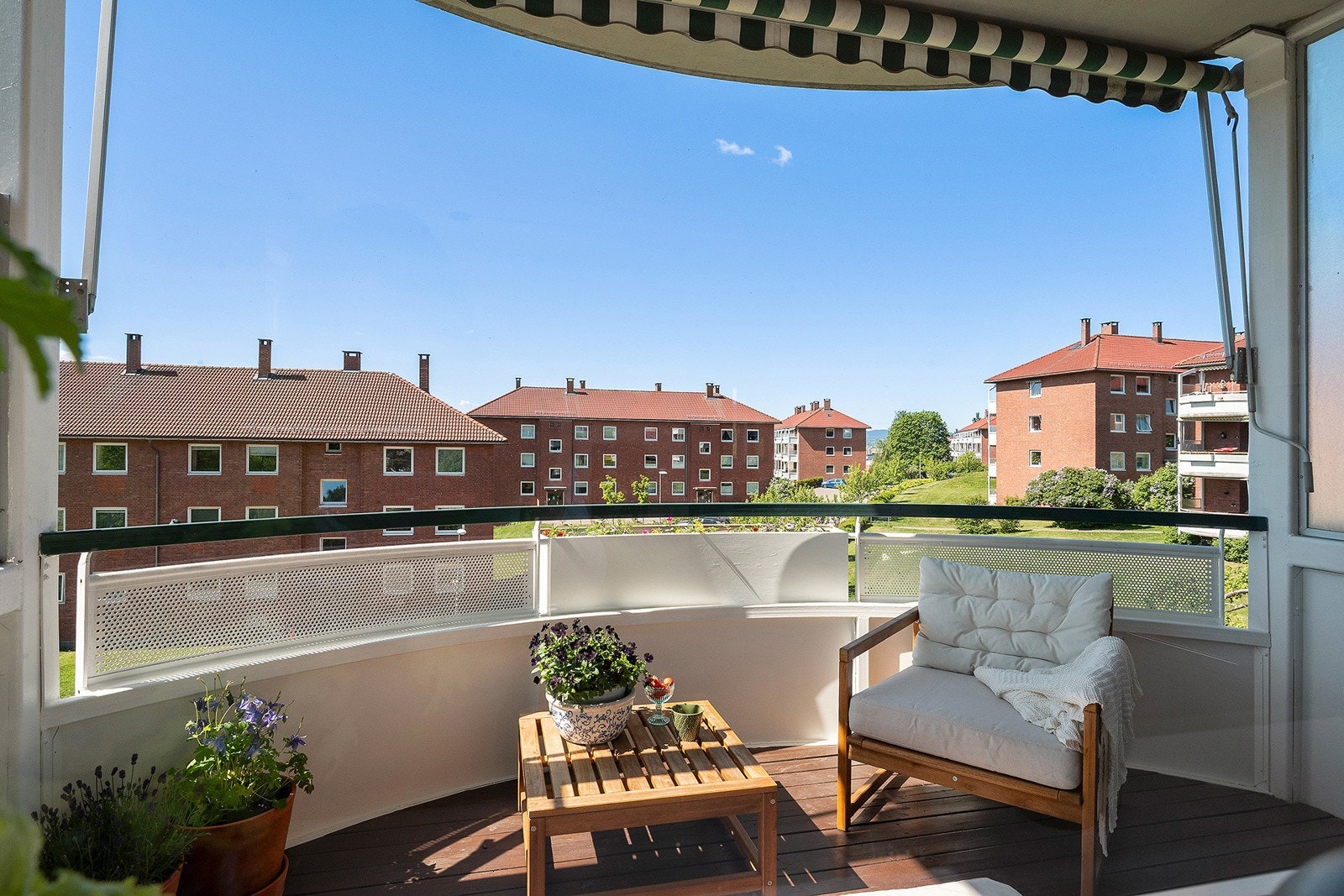 Balkong med markise Galleribilde