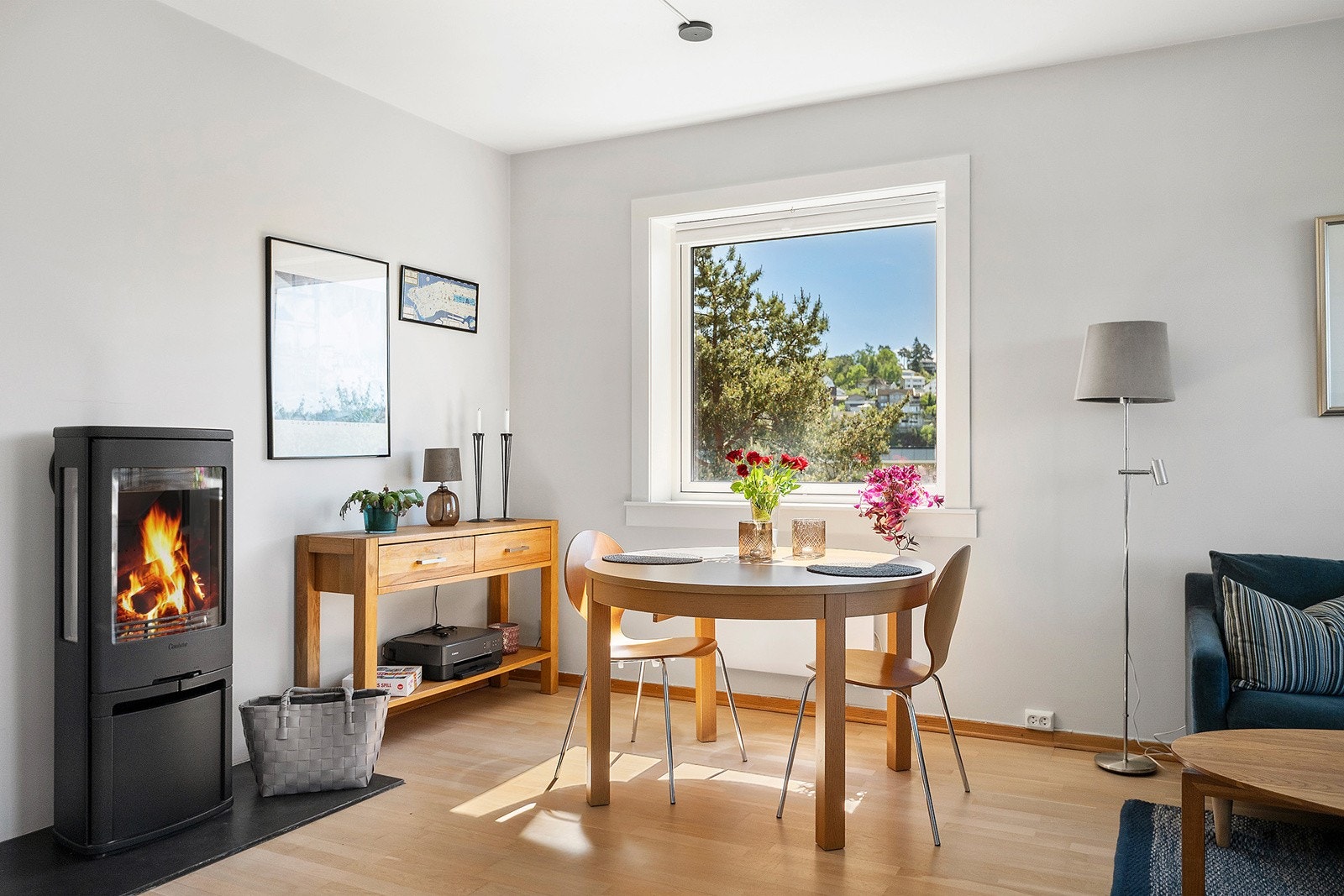 Moderne peisovn installert i 2018. Stue med god plass for spisebord Galleribilde