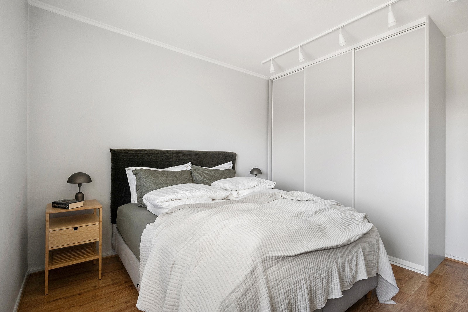 Soverom 1 med skyvedørsgarderobe Galleribilde