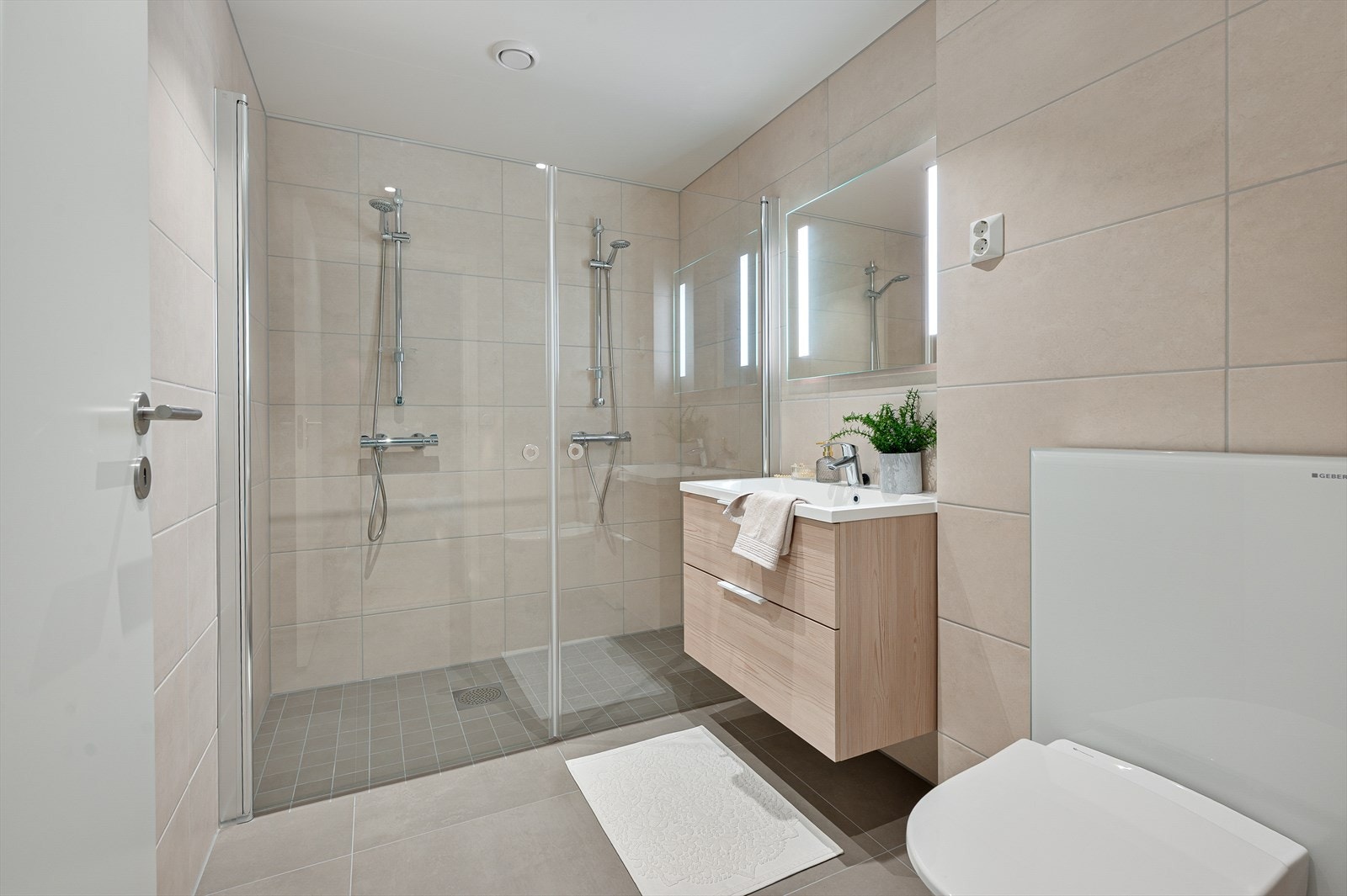 Fra entréen har du tilgang til boligens andre bad. Galleribilde