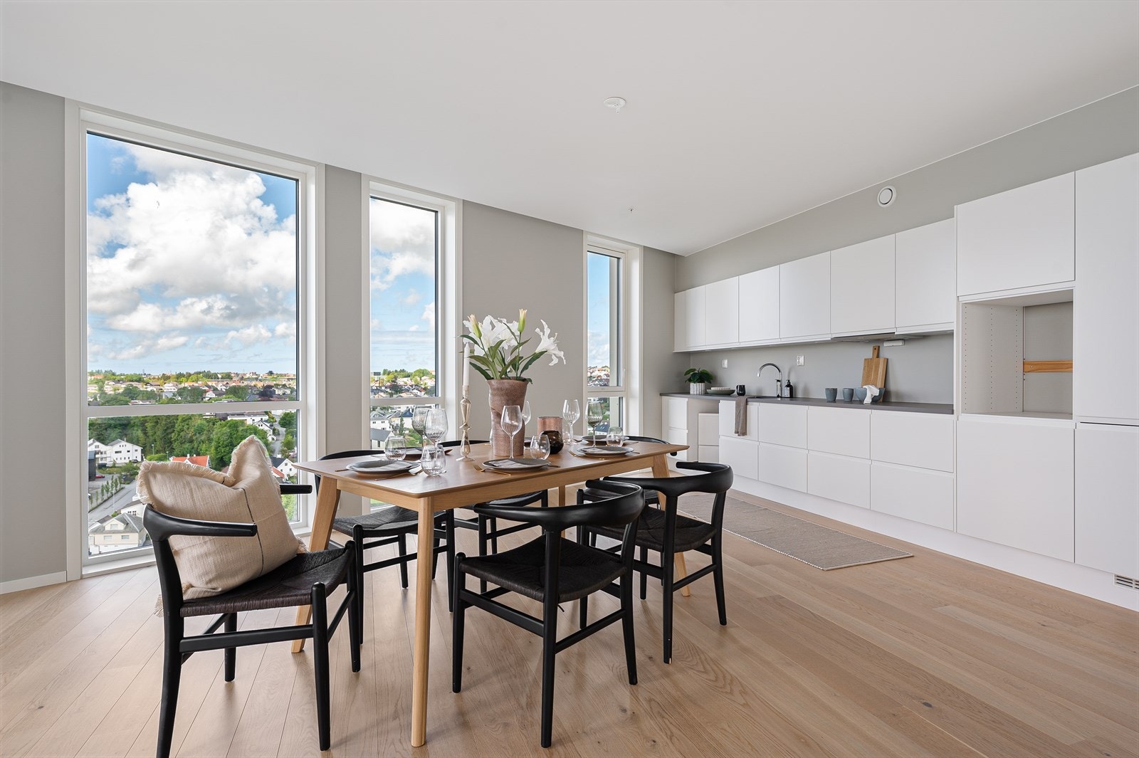 Kjøkkeninnredningen er stilren og moderne med slette, lakkerte fronter fra Norema. Galleribilde