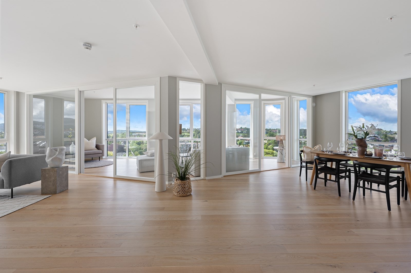 Det er tilgang til vinterhagen både fra stue og spisestue/kjøkken. Galleribilde