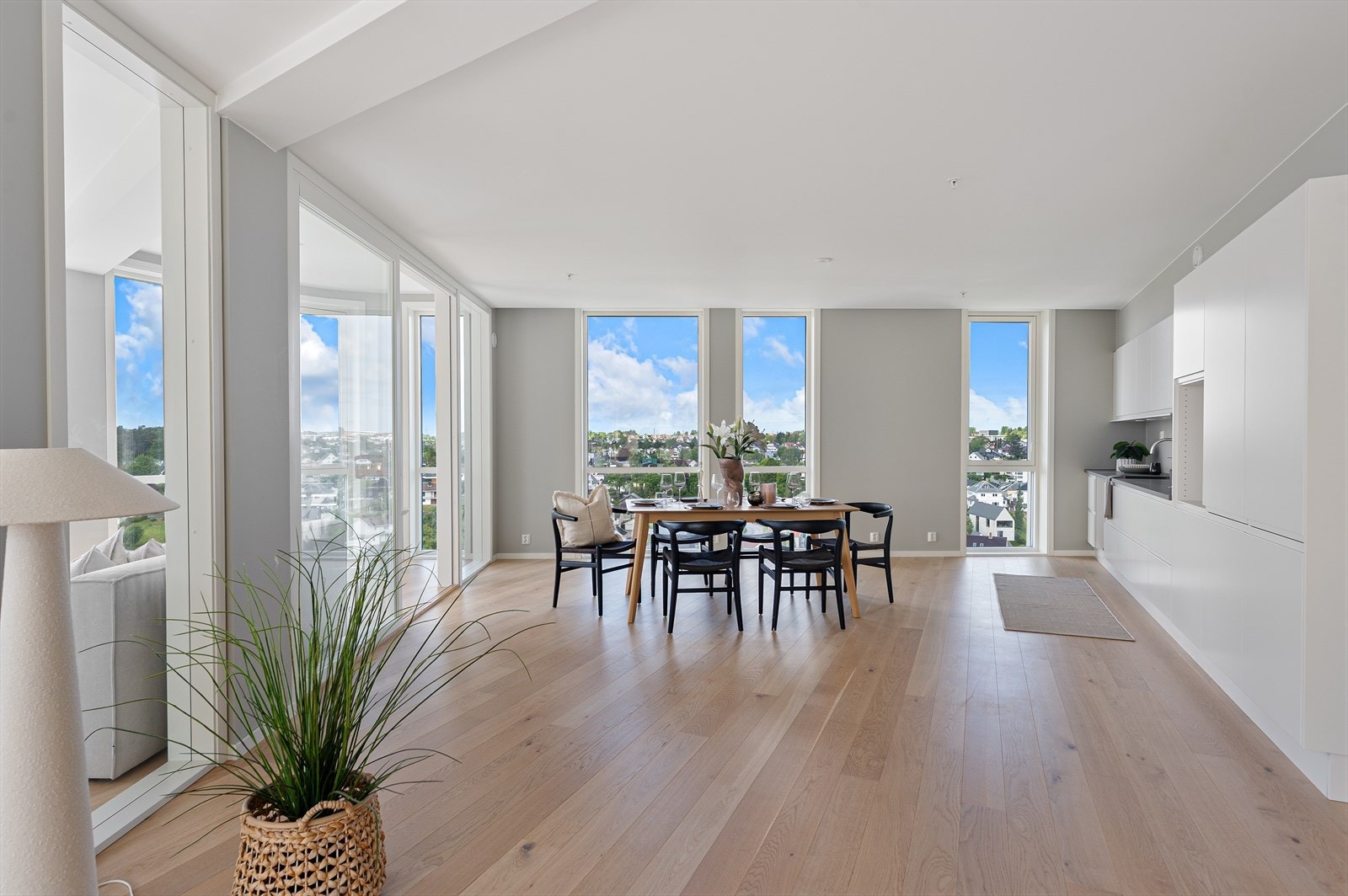 Leilighetens kjøkken ligger i åpen løsning mot spisestuen, som gir et romslig og sosialt preg. Galleribilde