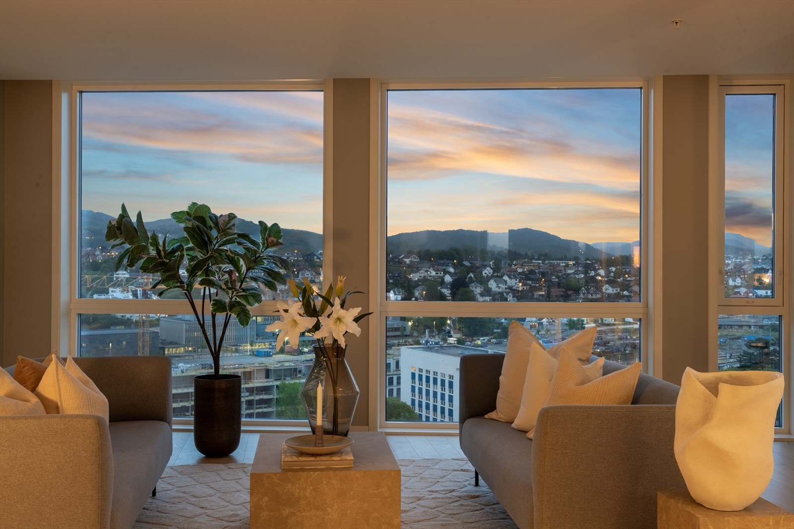 Her bor du høyt og fritt til i 14. etasje med fantastisk utsikt. Galleribilde