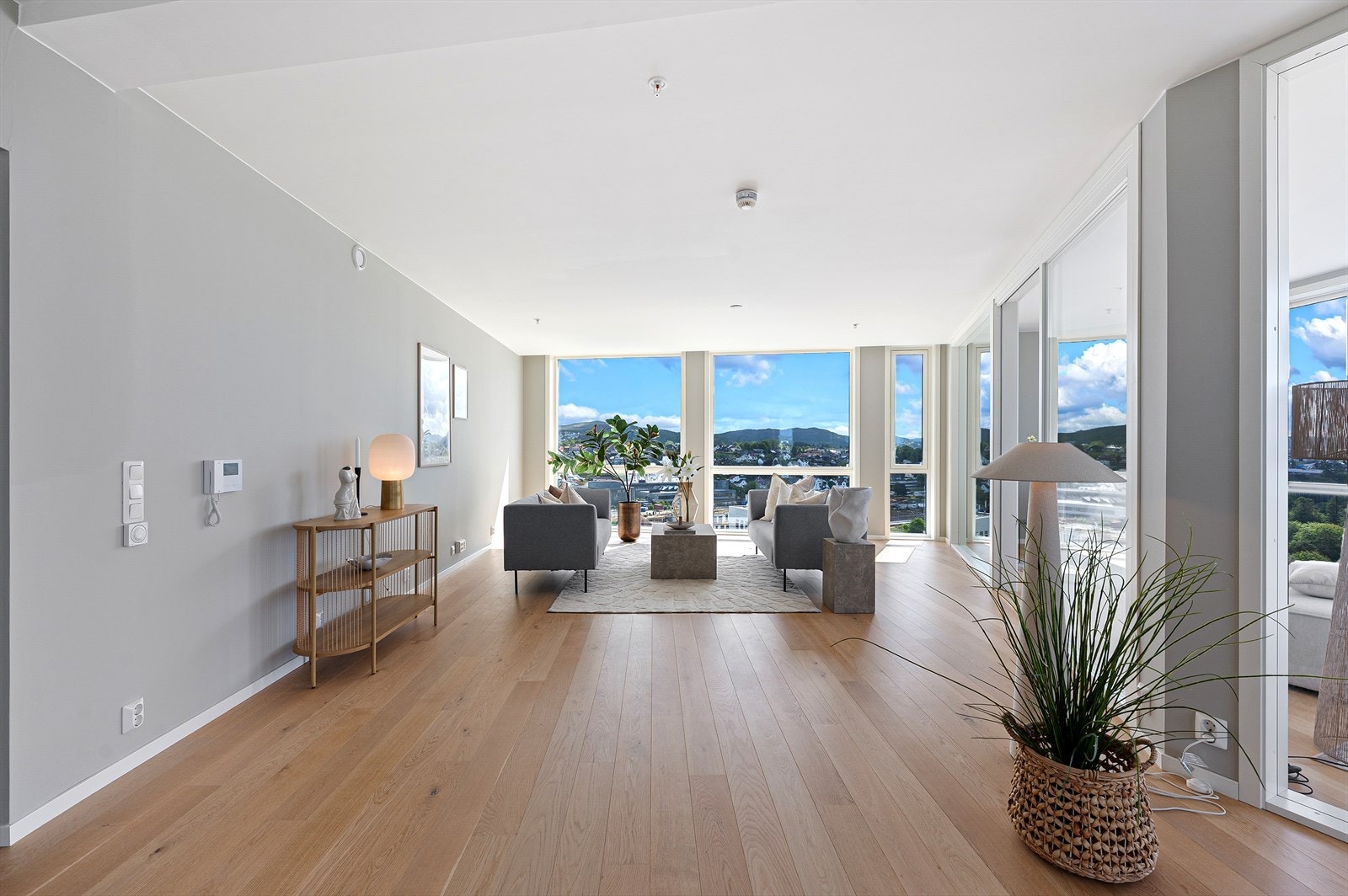 Stuen er møbleringsvennlig med soner for sofagruppe, TV-møblement og spisestue. Galleribilde