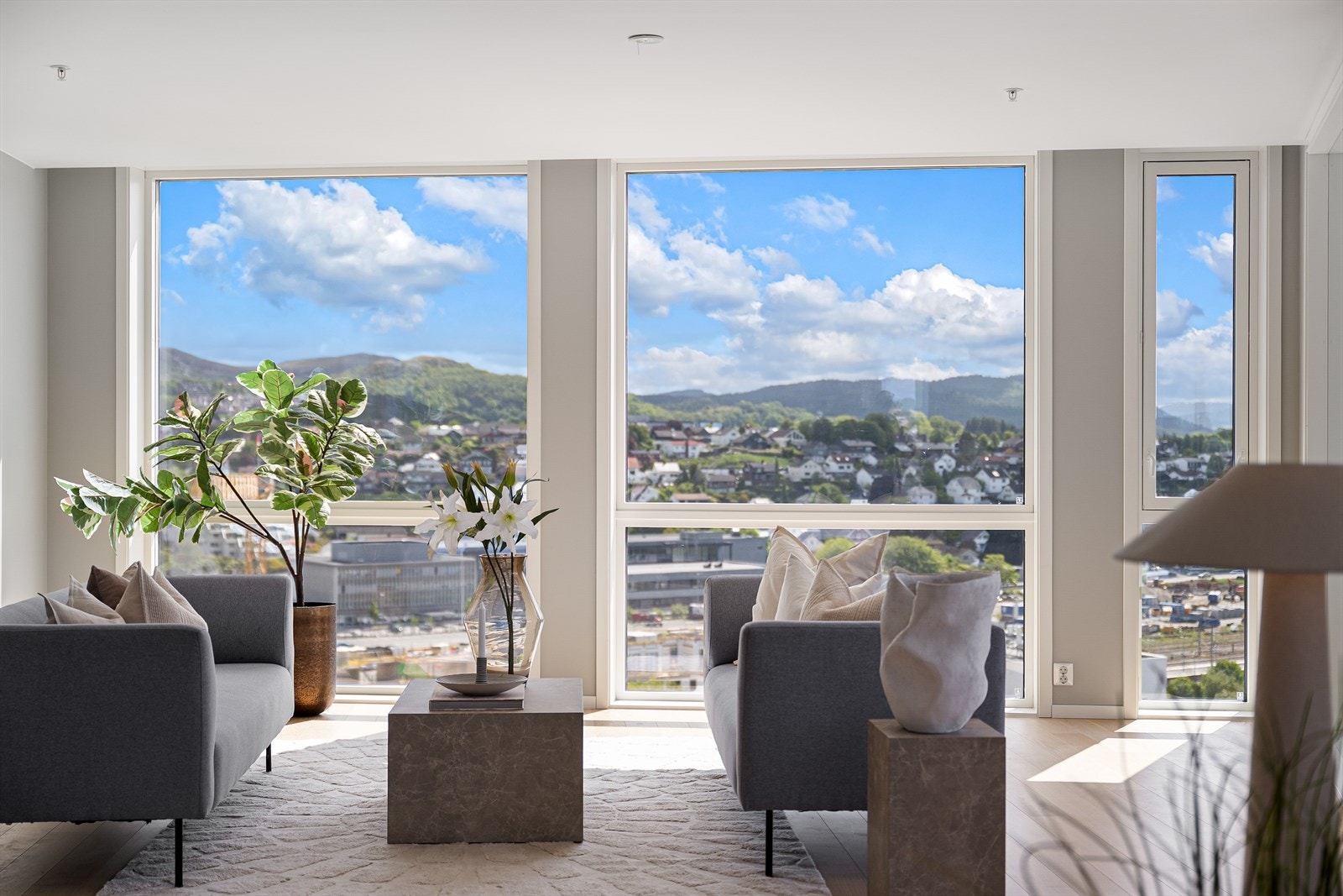 Fra leiligheten har du en fantastisk utsikt over byen. Galleribilde