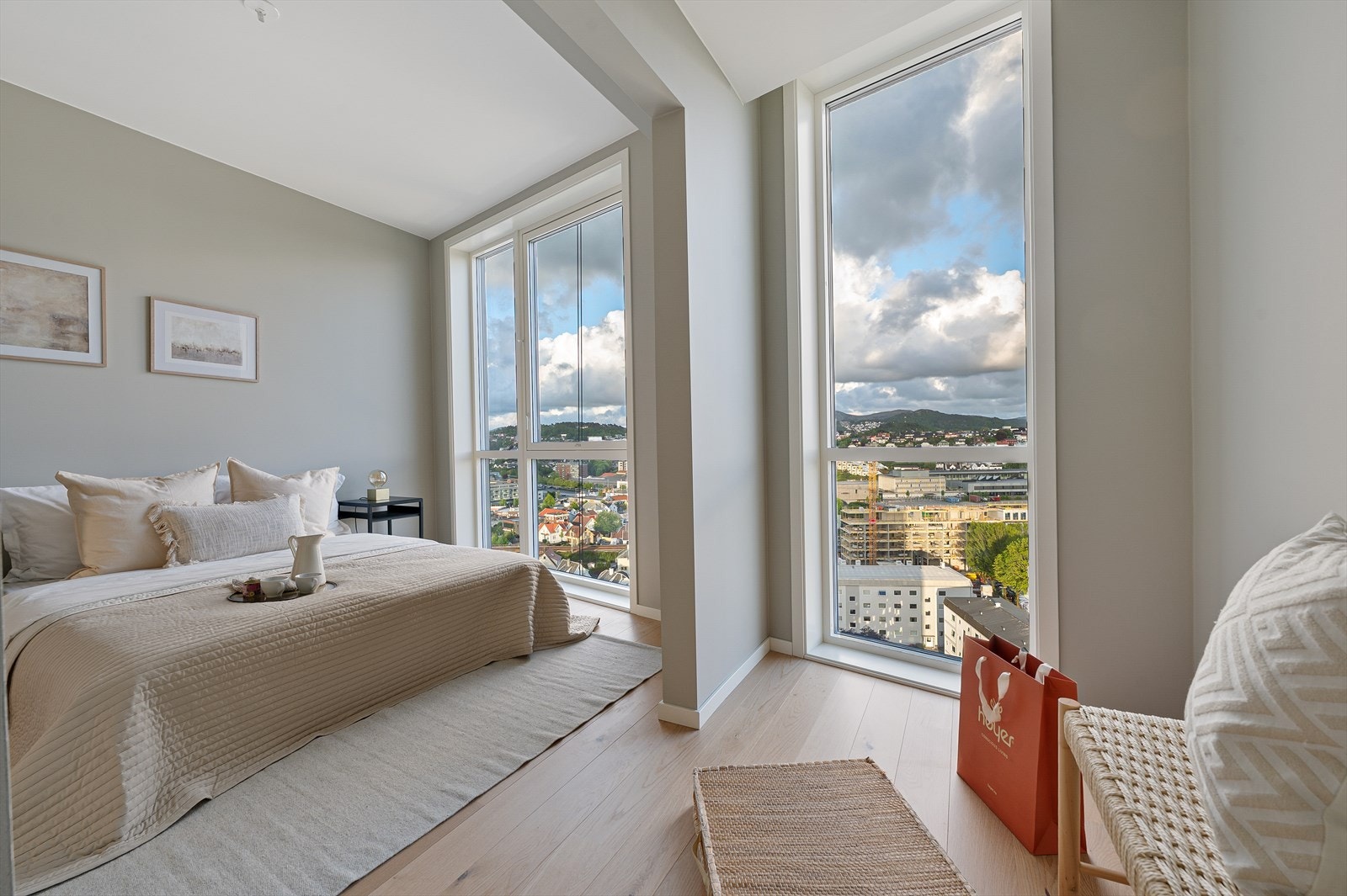 Soverom 2 er også lyst og romslig, med god plass til dobbeltseng. Galleribilde