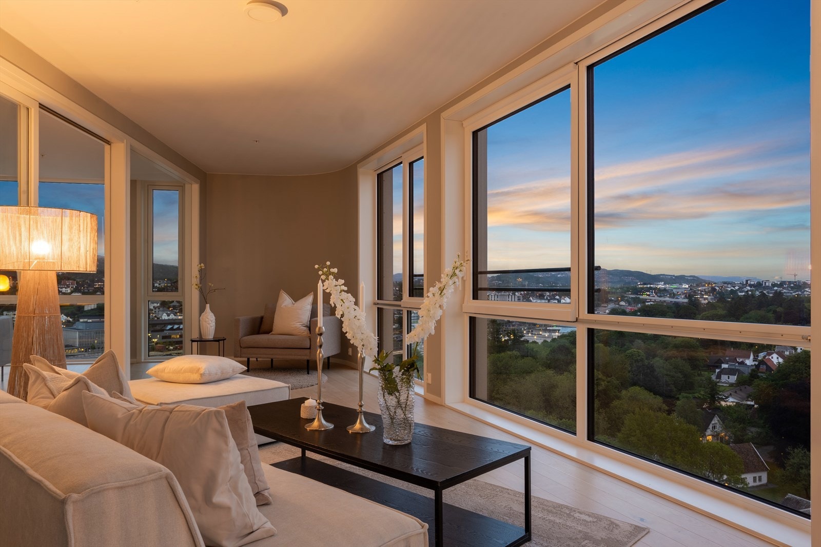 Opplev luksus og komfort i denne eksklusive leiligheten i 14. etasje i Mølletårnet, sentralt beliggende i Sandnes. Galleribilde