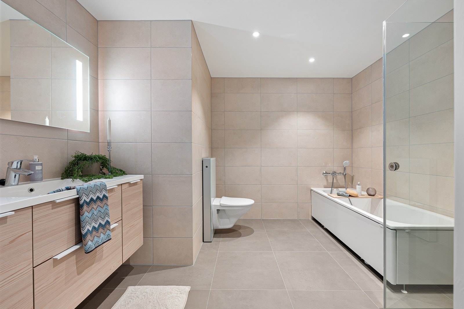 Dette soverommet har også tilgang til sitt private bad, som er romslig og innbydende med flislagte overflater og downlights i himlingen. Galleribilde