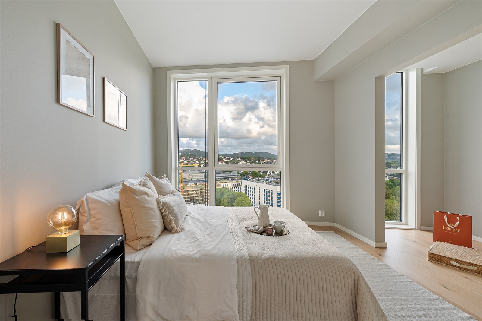 Her er det en åpen løsning for walk-in-closet/garderobeløsning. Galleribilde