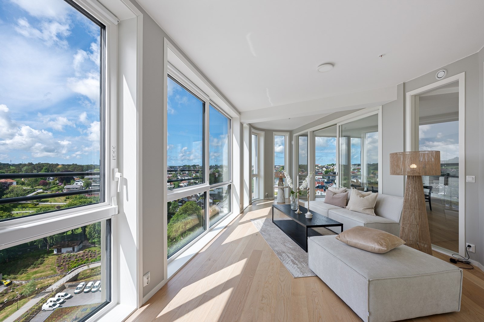 Innglasset balkong/vinterhage med god plass til møblement. Galleribilde