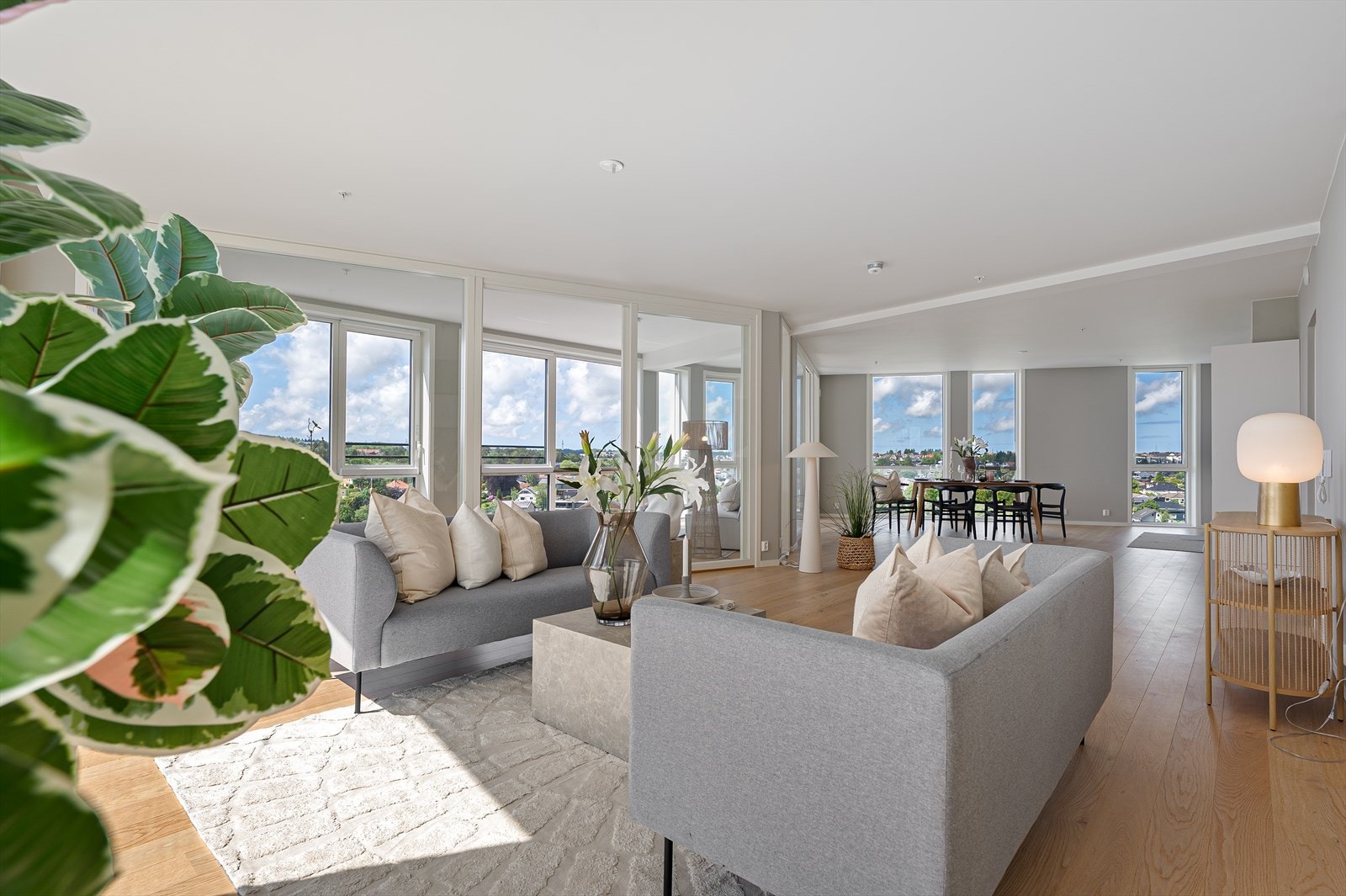 Stuen er lys og innbydende med store vinduer som omgir rommet. Galleribilde