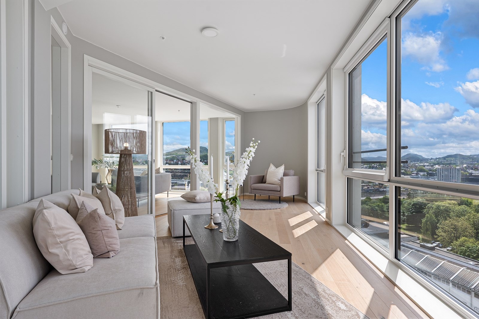 Delikate fargevalg og moderne løsninger gir leiligheten et gjennomført uttrykk. Galleribilde