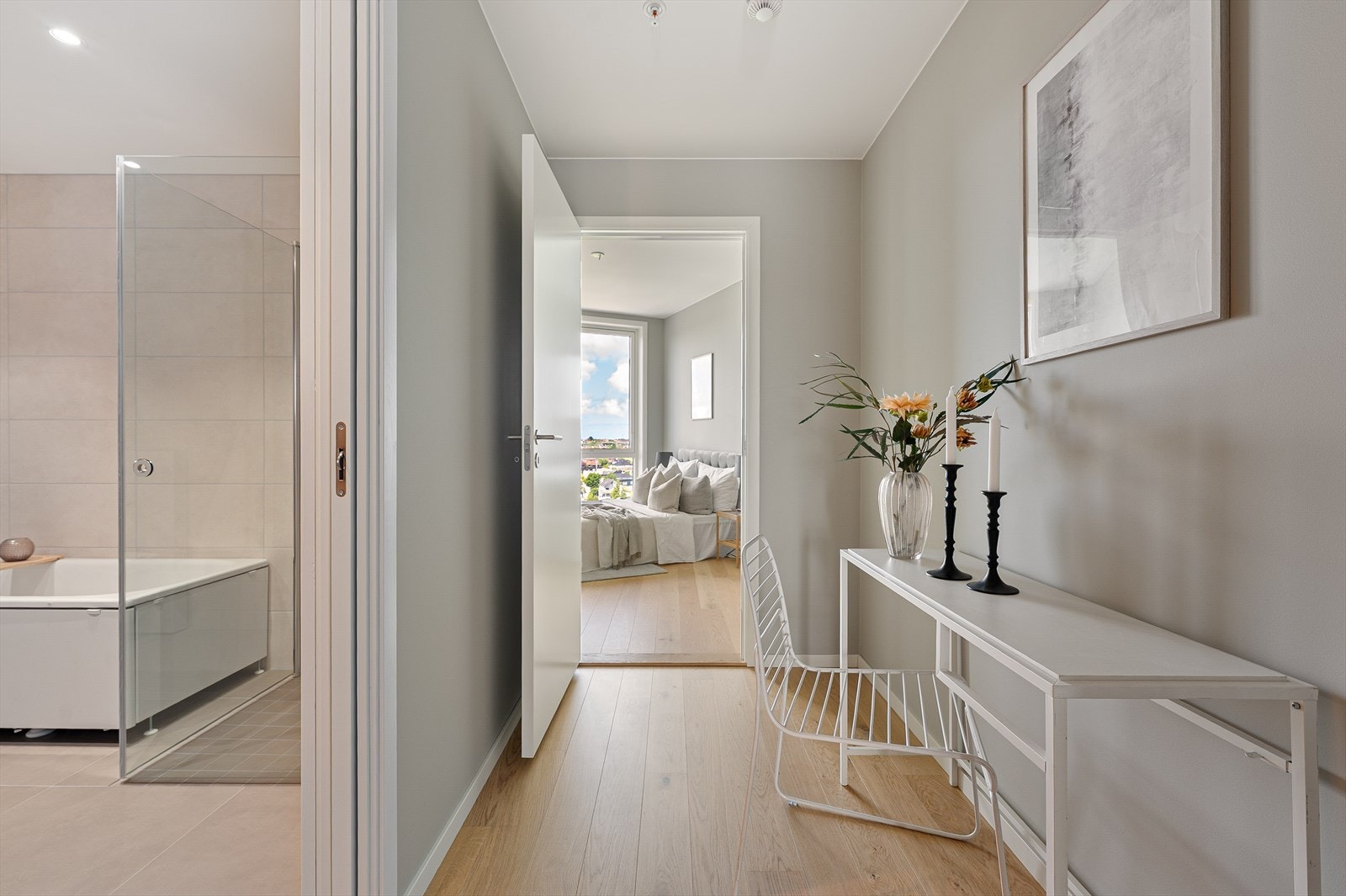 Fra entréen er det gang på hver side av leiligheten, som fører deg inn til to romslige soverom med hvert sitt walk-in-closet. Galleribilde