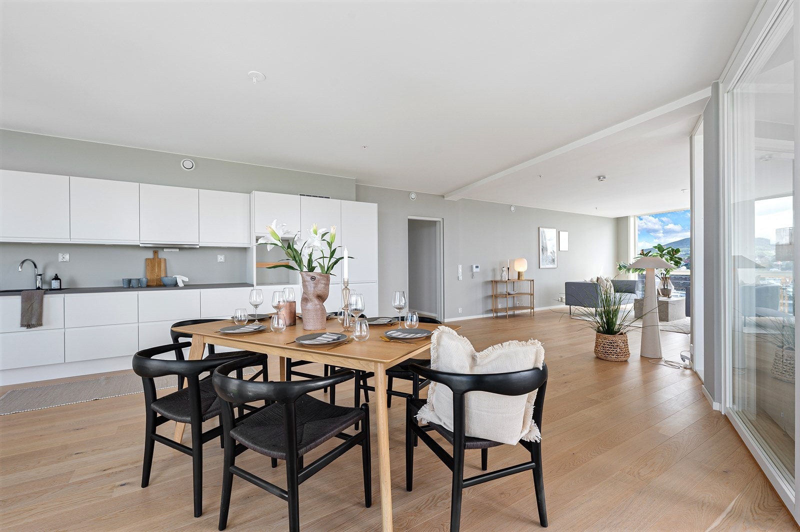 Gulvet er belagt med eksklusiv 1-stavs eikeparkett, og veggene er glattmalte med en sømløs, listefri overgang til taket. Galleribilde