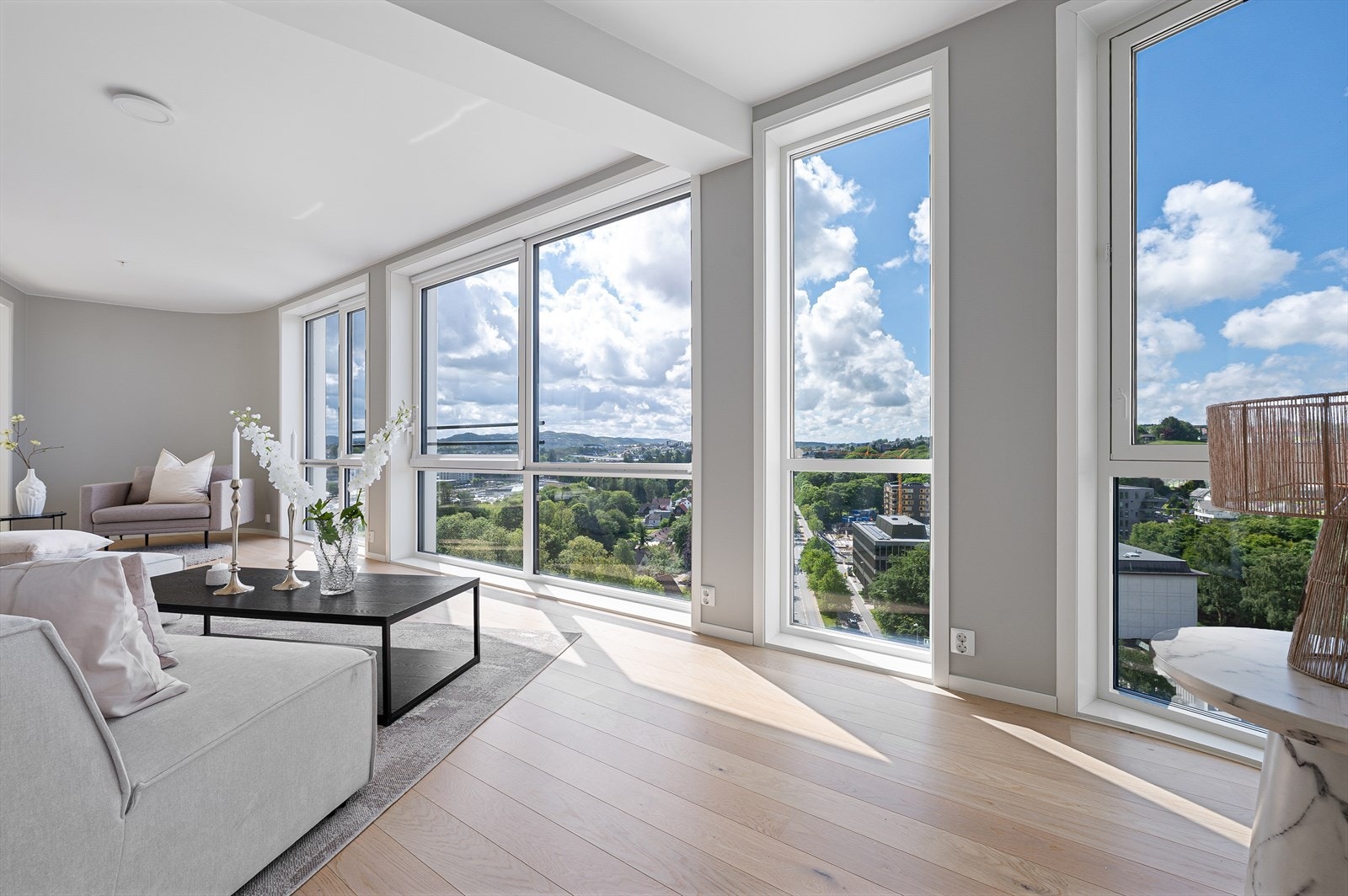 Leiligheten oppleves særdeles lys og luftig med sine mange og store vindusflater. Galleribilde