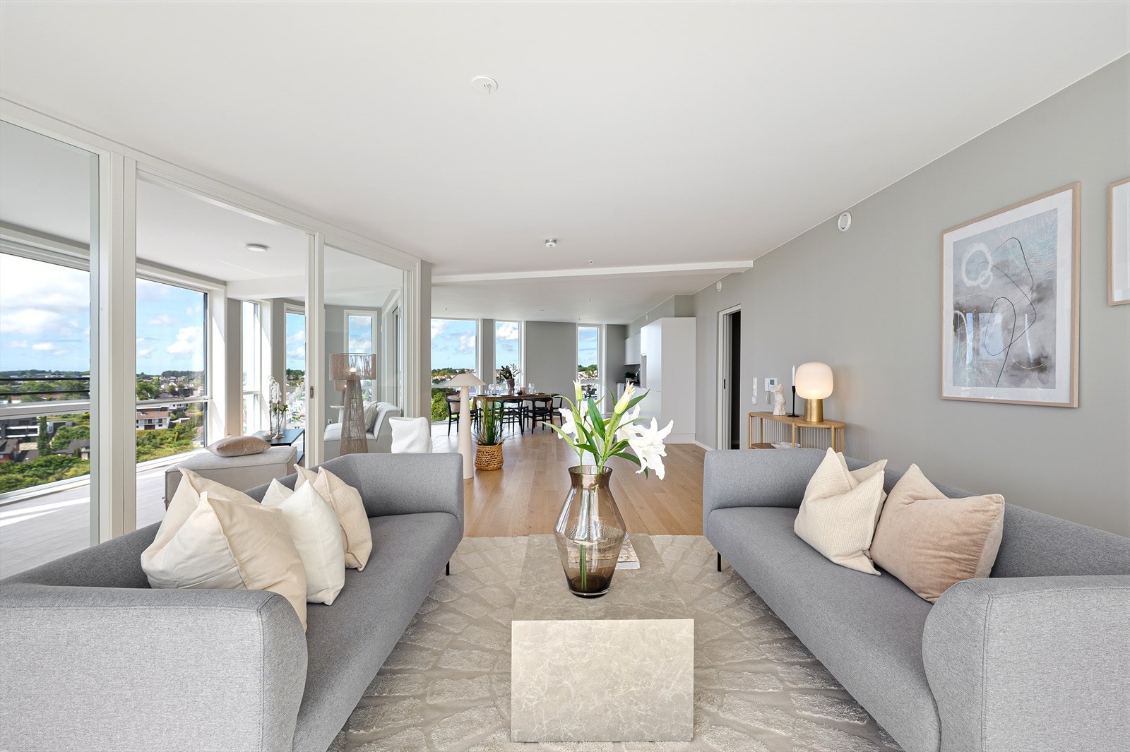 Spisestuen og kjøkkenet ligger i åpen løsning mot stuen. Galleribilde