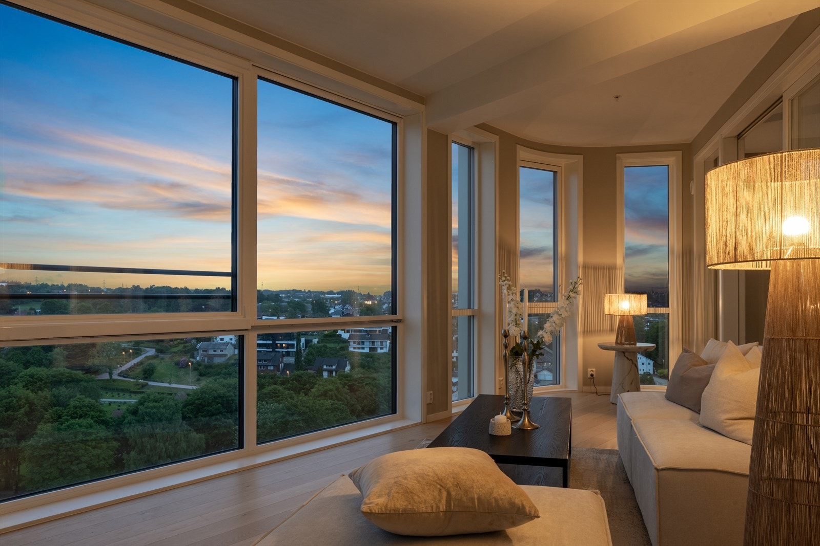 Leiligheten stod ferdig i 2022 og har en høy standard med lekre farge- og materialvalg. Galleribilde