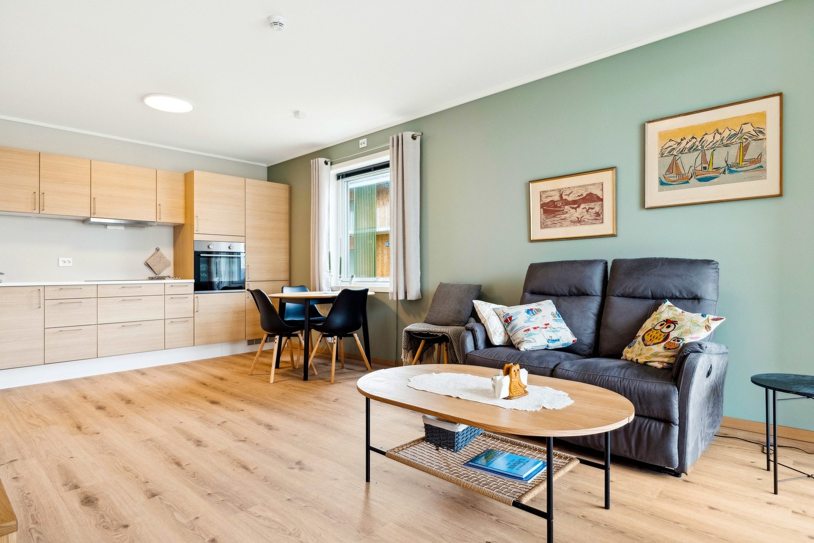 Leiligheten holder en moderne finish og byr på vannbåren varme og balansert ventilasjon. Galleribilde