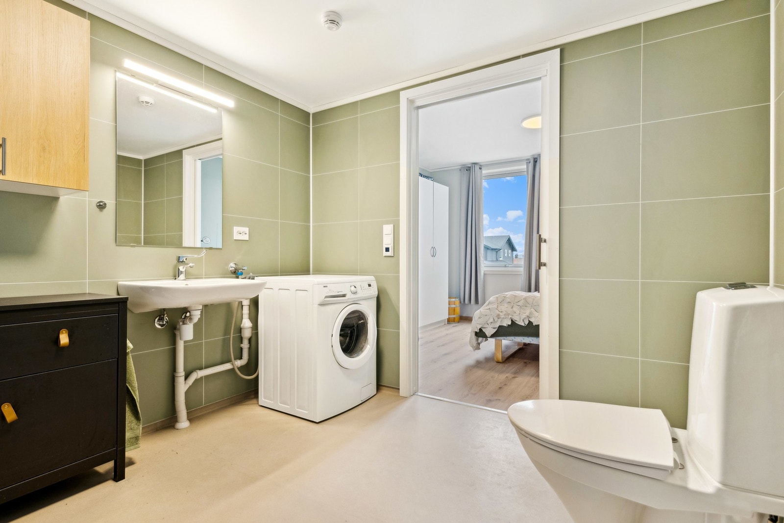 Badet er rullestolvennlig, har dusjhjørne, toalett og opplegg for vaskemaskin og tørketrommel. Galleribilde