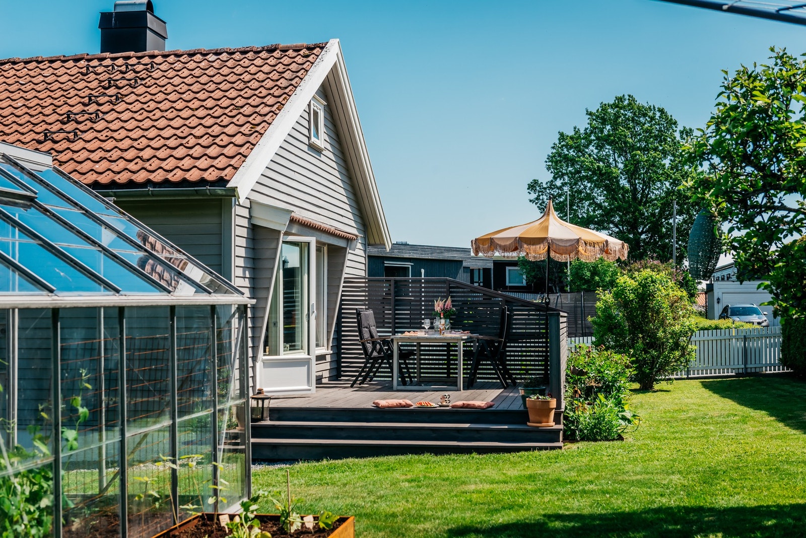 Hagen byr på flere hyggelige soner, bedd og stort drivhus. Galleribilde
