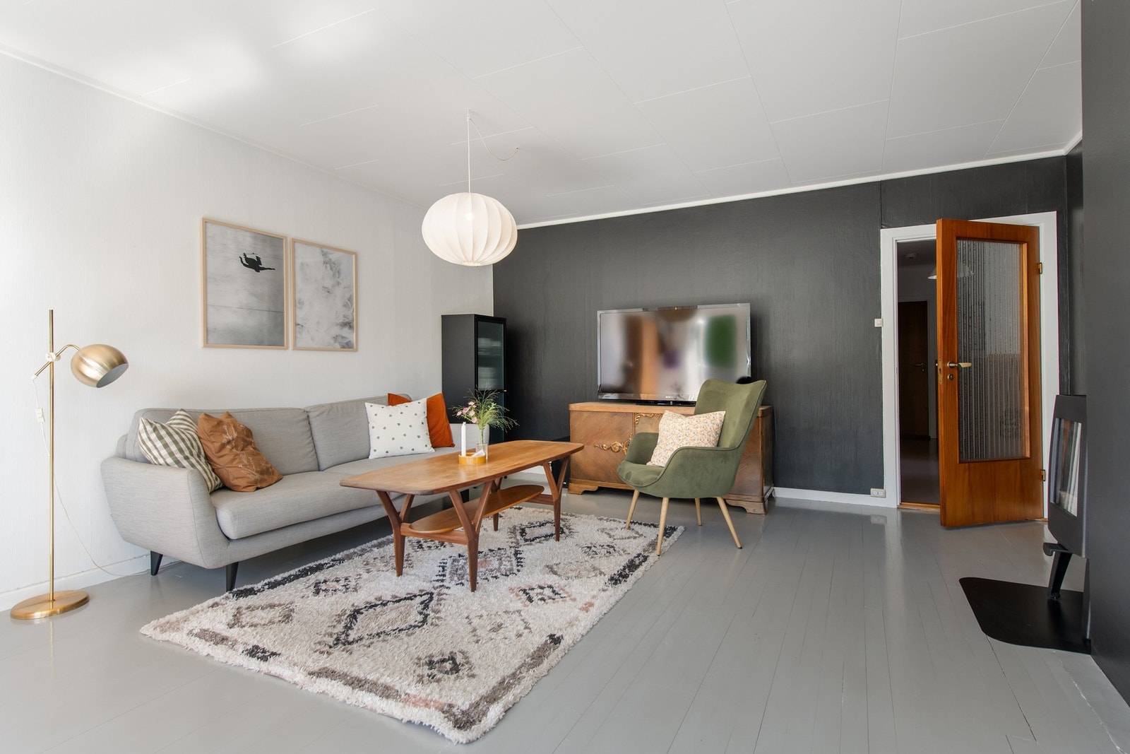 Boligen er praktisk inndelt. I hovedetasjen finner vi: Entre, gang, 3 soverom, bad, kjøkken og stue. Galleribilde