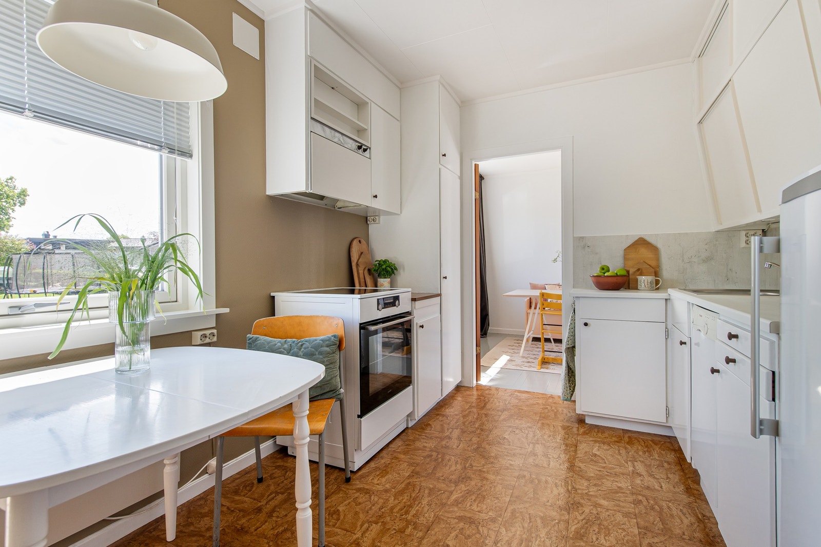 Kjøkkenet har adkomst både fra stuen og spisestuen. Galleribilde