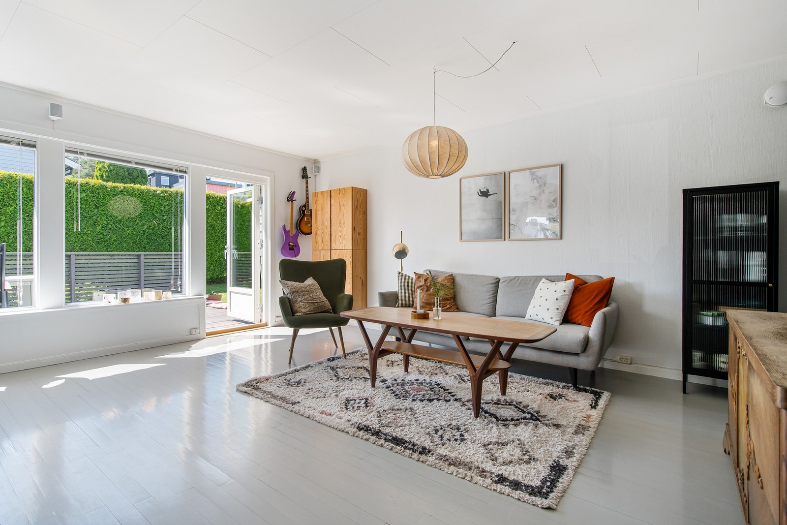 Stuen fremstår lys og luftig. Store vindusflater slipper godt med naturlig lys inn. Galleribilde