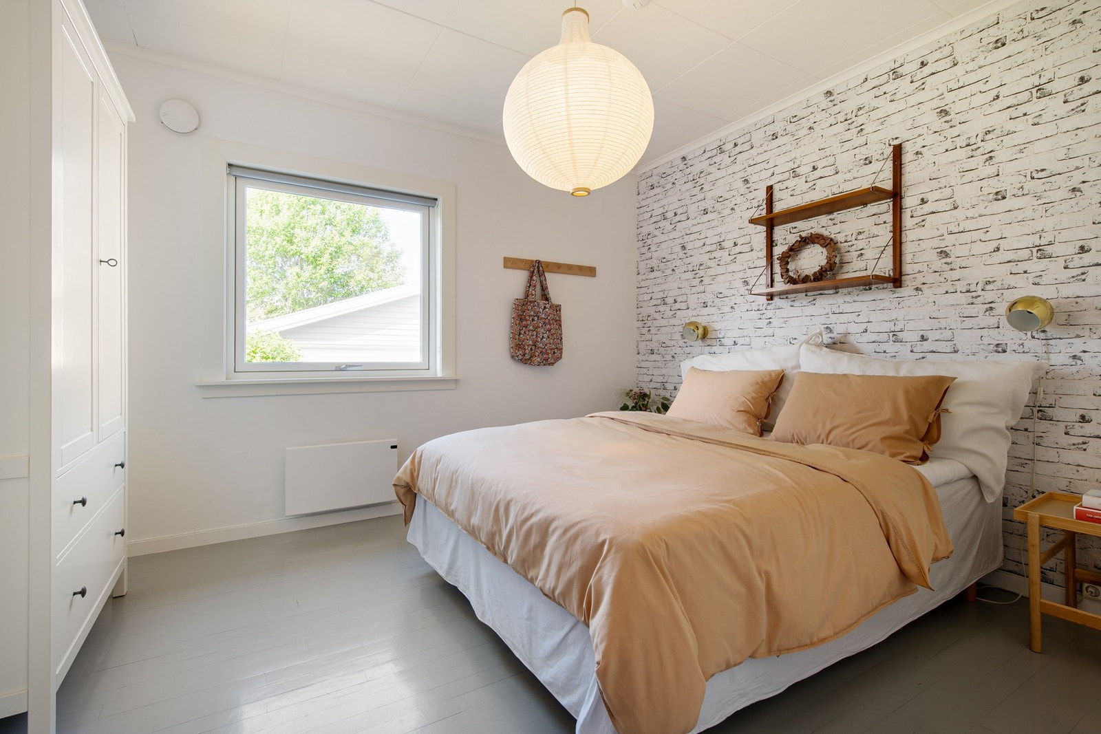 Boligen har 3 soverom. Alle i hovedetasjen. Galleribilde