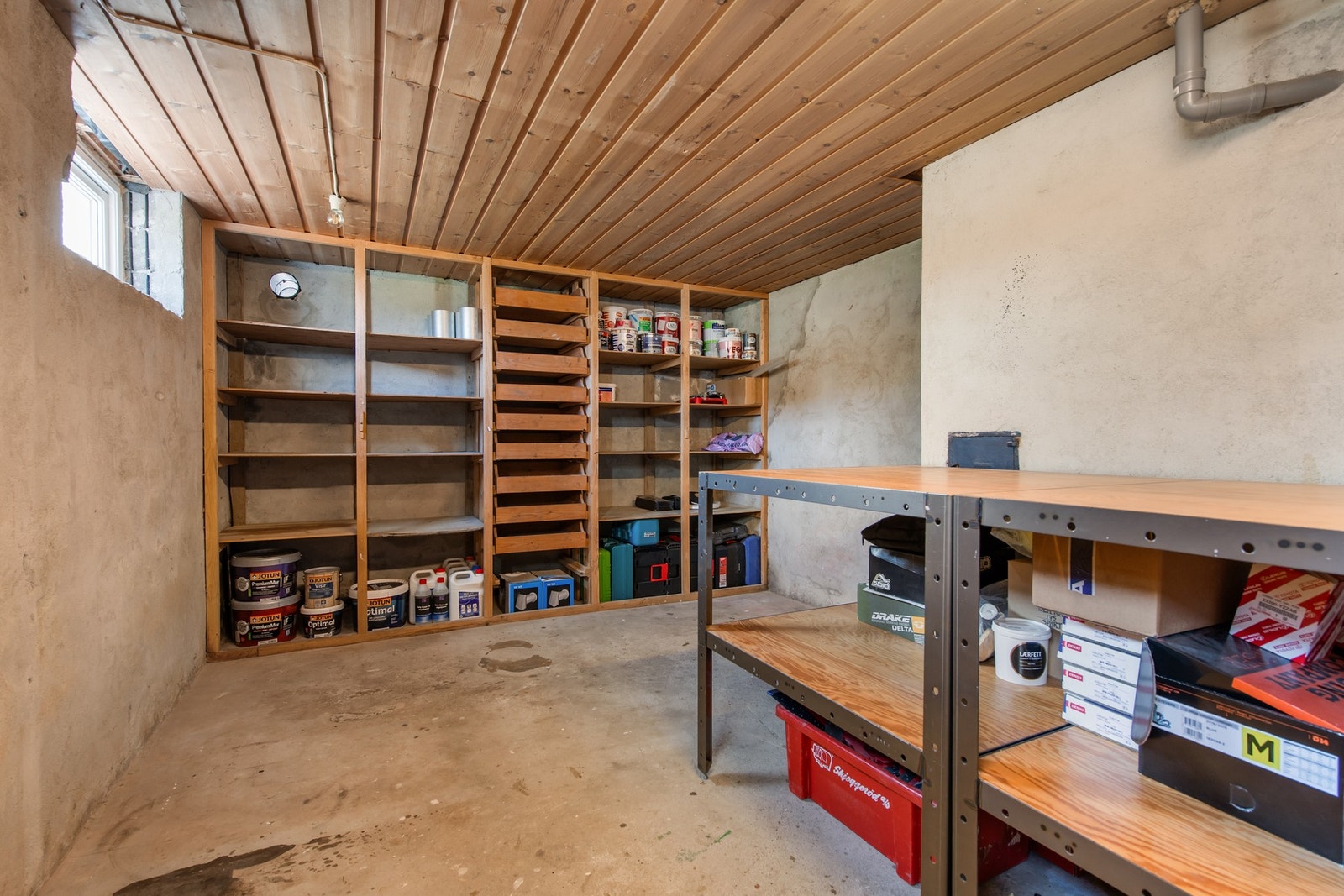 Det er flere boder og mange muligheter i kjelleren. Kjelleren ble drenert og utvendig isolert i 2015. Da ble det også laget ny kjellernedgang samt skiftet dør og kjellervinduer. Galleribilde