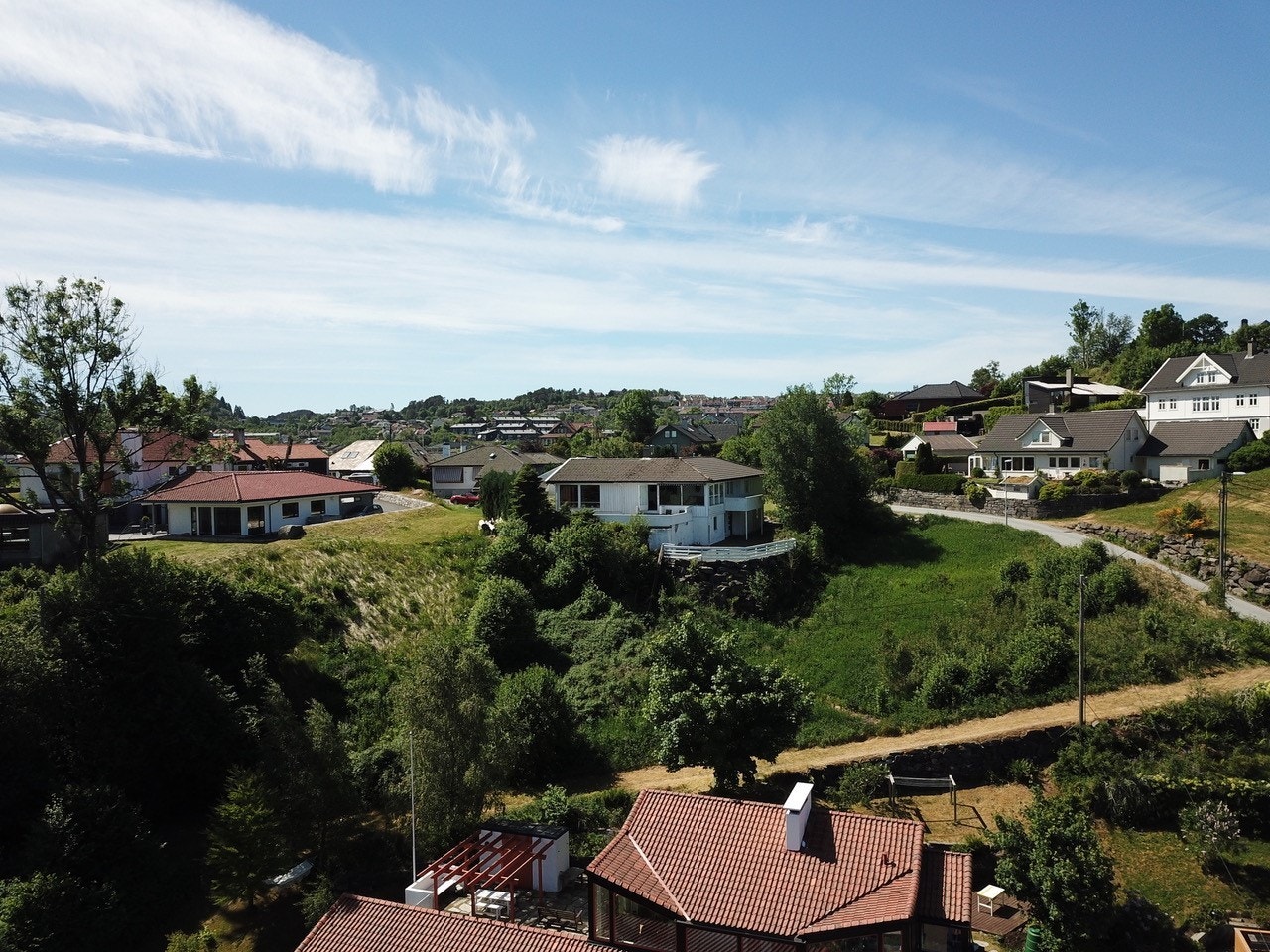 Det er flere barnehager, og skoler i alle alderstrinn innen kort avstand. Buss fra hovedvei, ca. 7-9 min gange fra eiendommen. Galleribilde