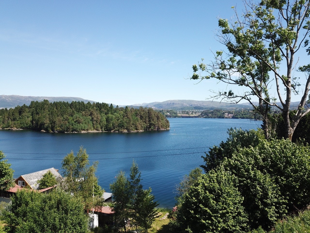 Umiddelbar nærhet til sjø. Flere flytebrygger og naust i nærområdet. Galleribilde