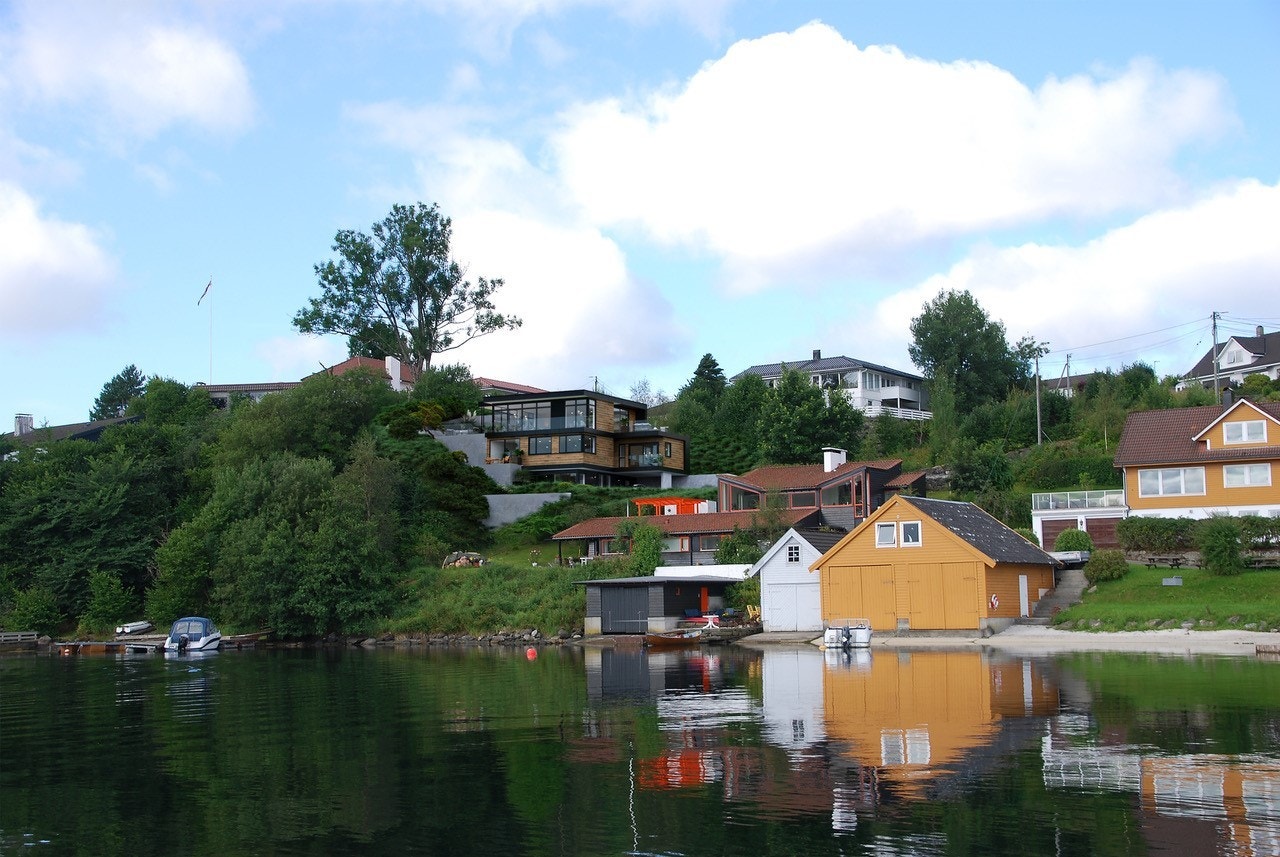 Søvikneset 15 byr på svært god plassering, og godkjent rammetillatelse på enebolig på ca. 300 m². Galleribilde