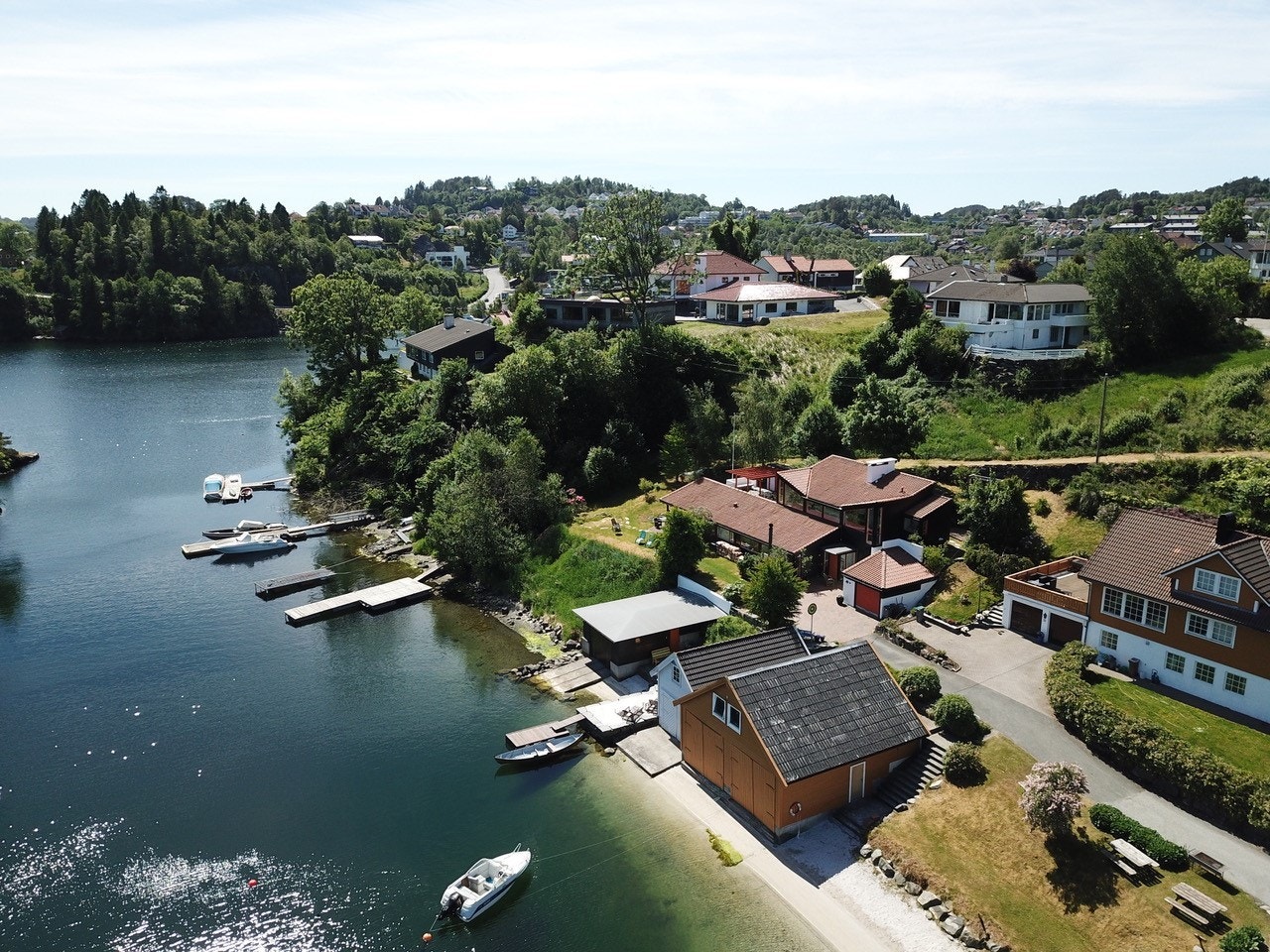 Tomten ligger på et fint høydedrag, slik at man (ved bygning på tegning her) får meget gode sol- og utsiktsforhold. Galleribilde