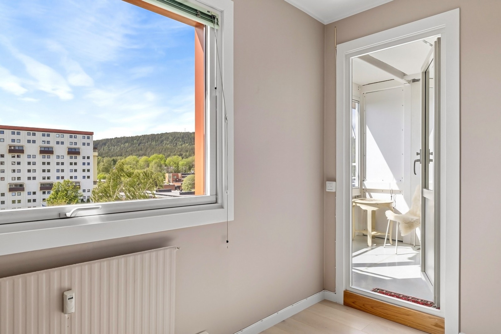 Utgang fra stuen til innglasset balkong Galleribilde