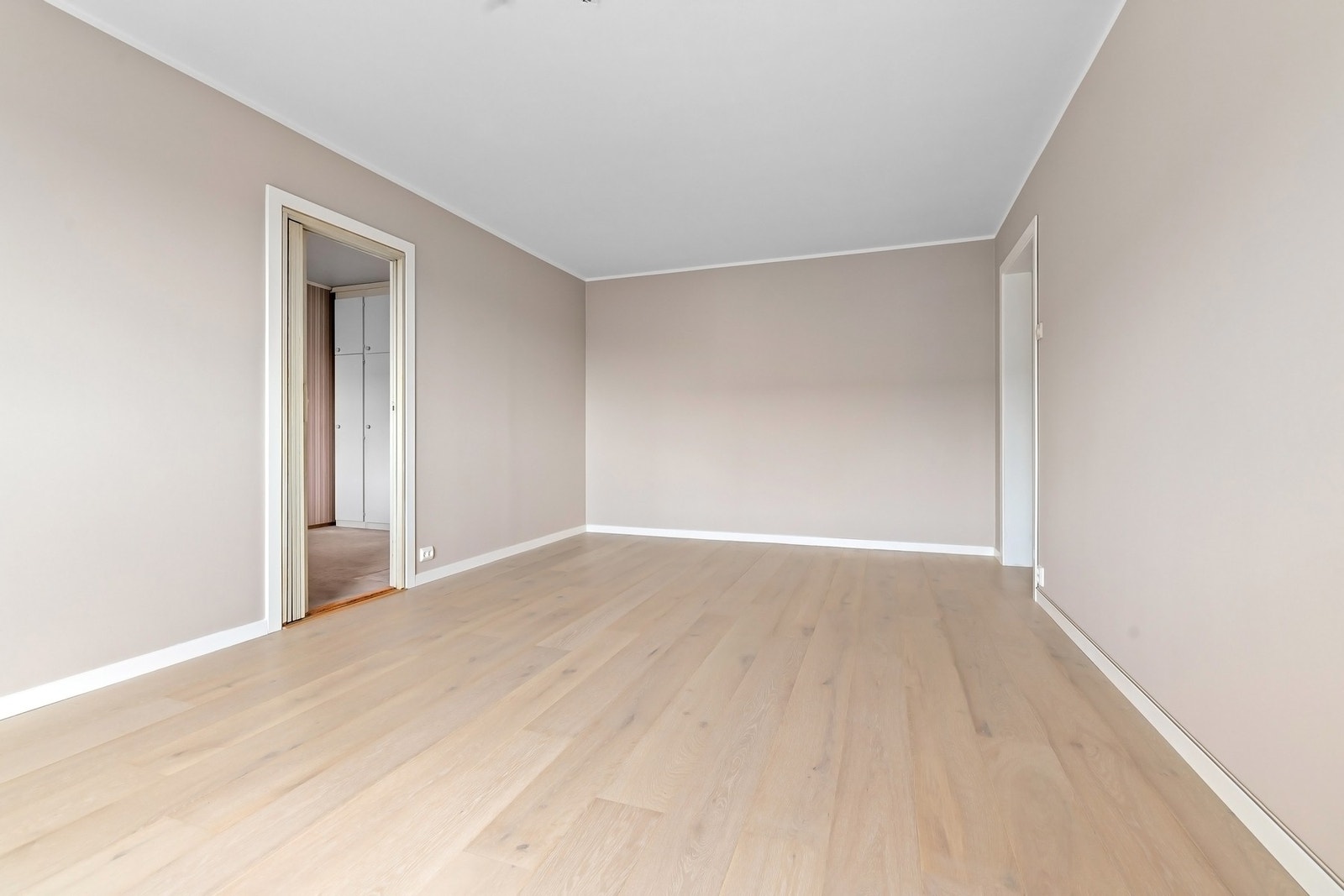 Stuen er lett å møblere både med sofagruppe og spisebord Galleribilde