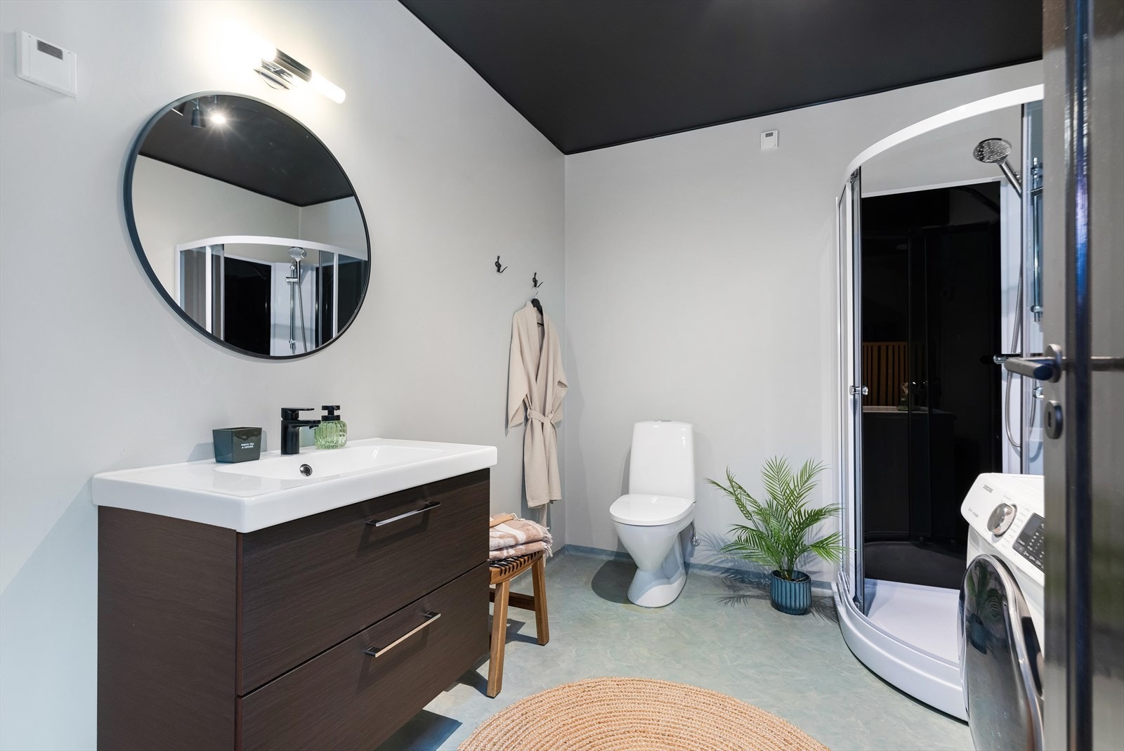 Badet er pent oppusset med nyere innredning, malt tak, ny dusj og inn Galleribilde