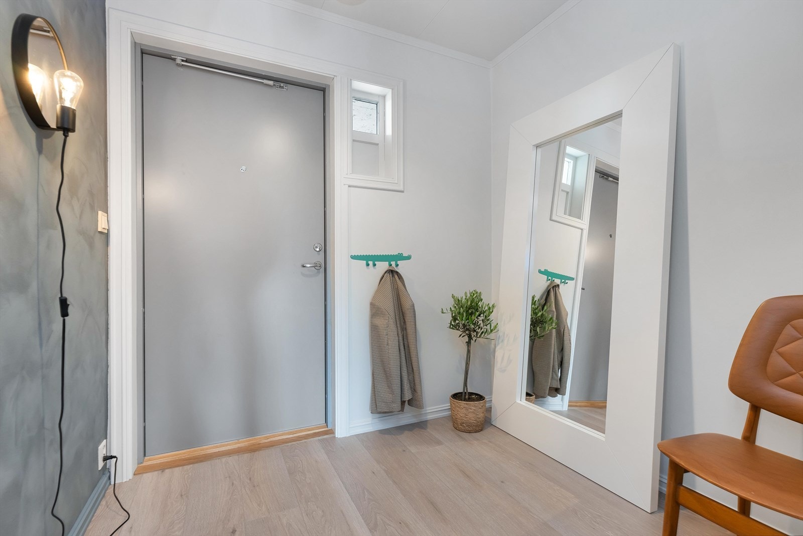 Velkommen inn i pen og romslig gang. Galleribilde