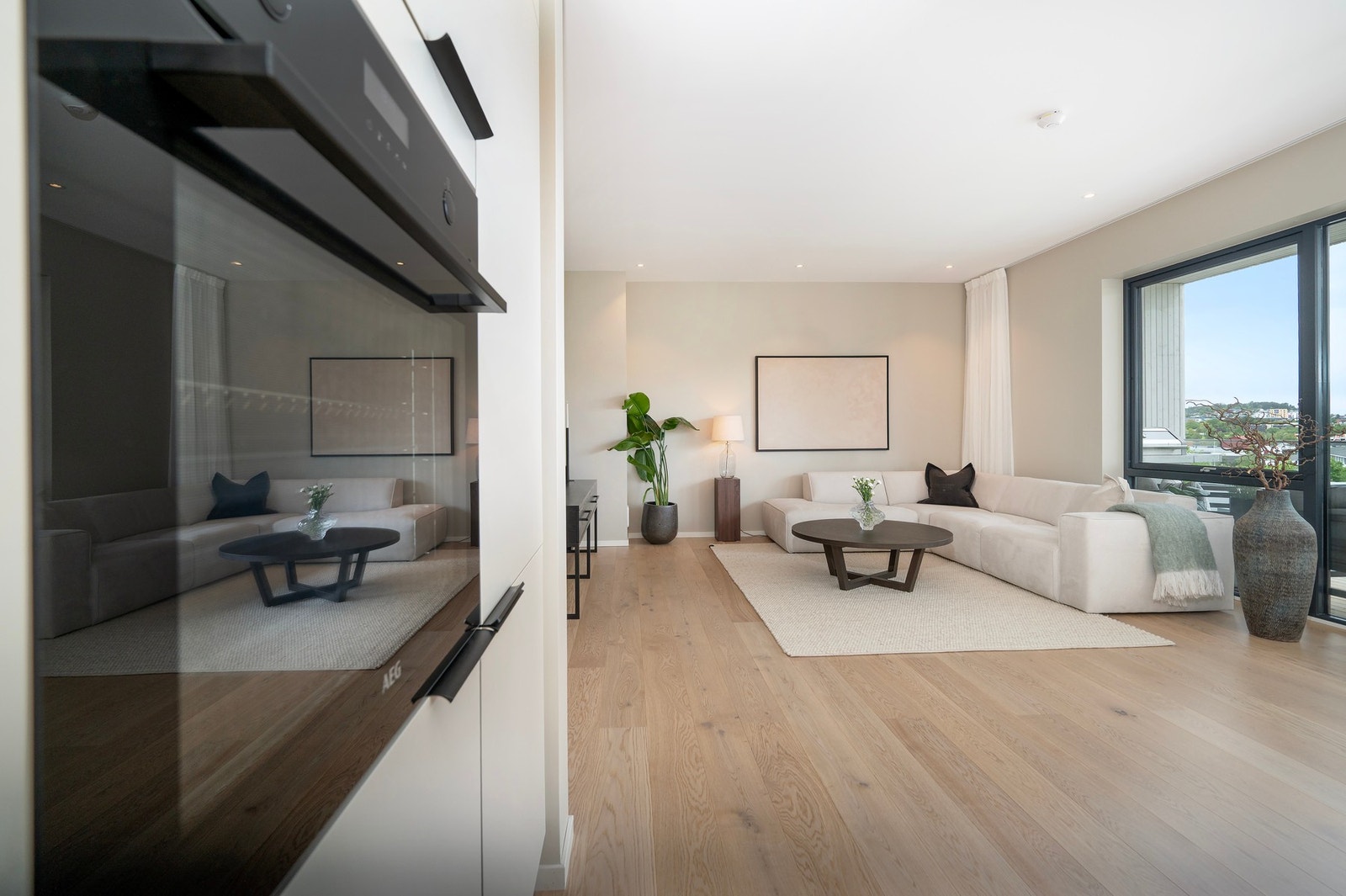 Oppgradert stekeovn fra AEG og spesialtilpasset vegg med foringer mot kjøleskap for sømløse overganger. Galleribilde