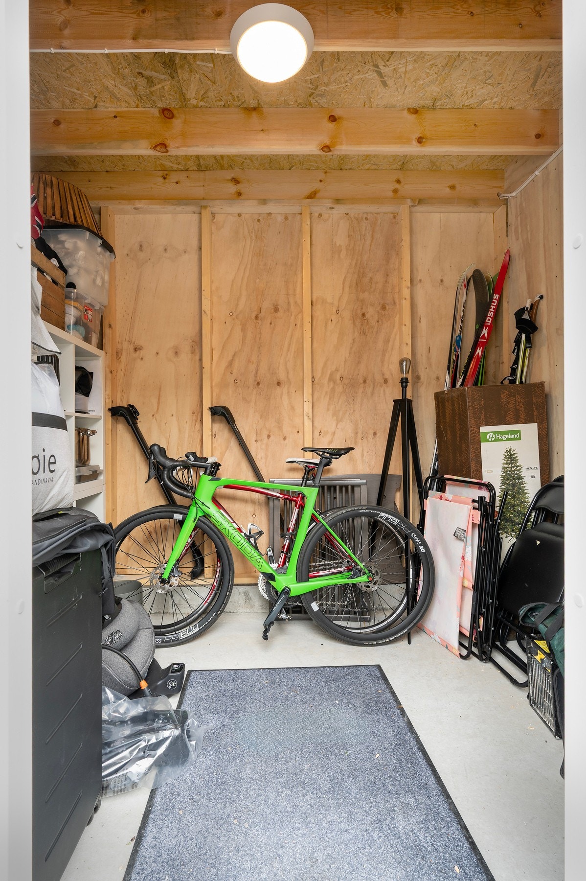 Det er innlagt strøm i sportsboden. Galleribilde