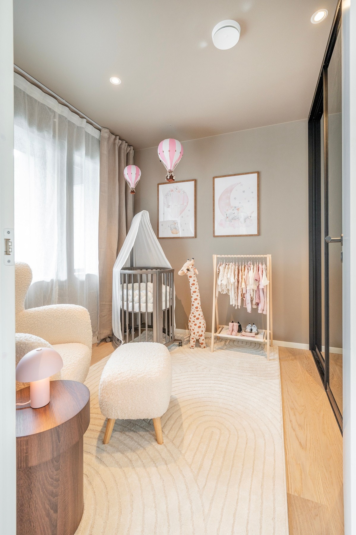 Soverom 2 - også av god størrelse. Legg merke til den gjennomgående delikate fargepaletten i leiligheten. Galleribilde