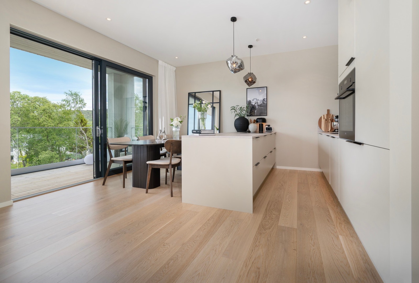 Legg merke til den store skyvedøren - verandaen fungerer som en forlengelse av leiligheten på fine sommerdager. Galleribilde