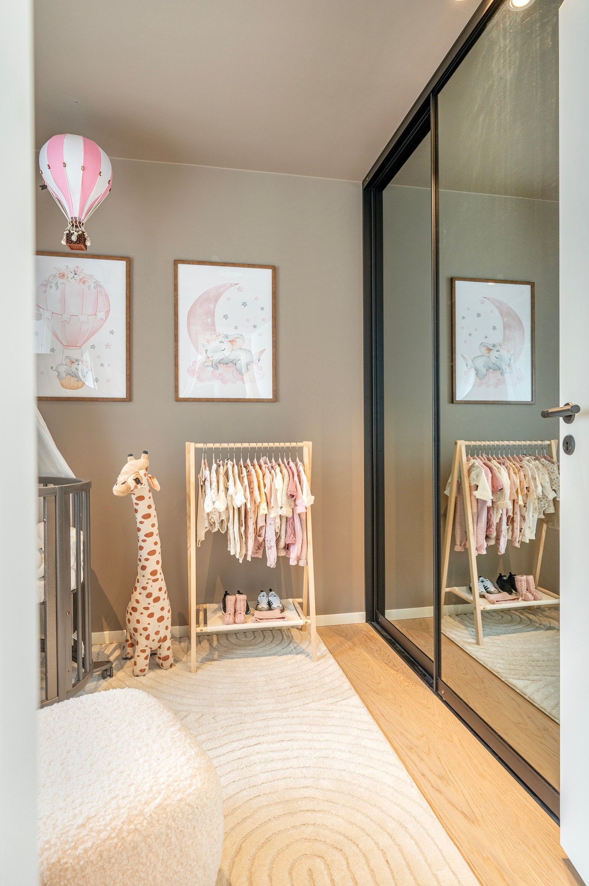 Godt med oppbevaringsplass i skyvedørsgarderobe også på soverom nr 2. Galleribilde