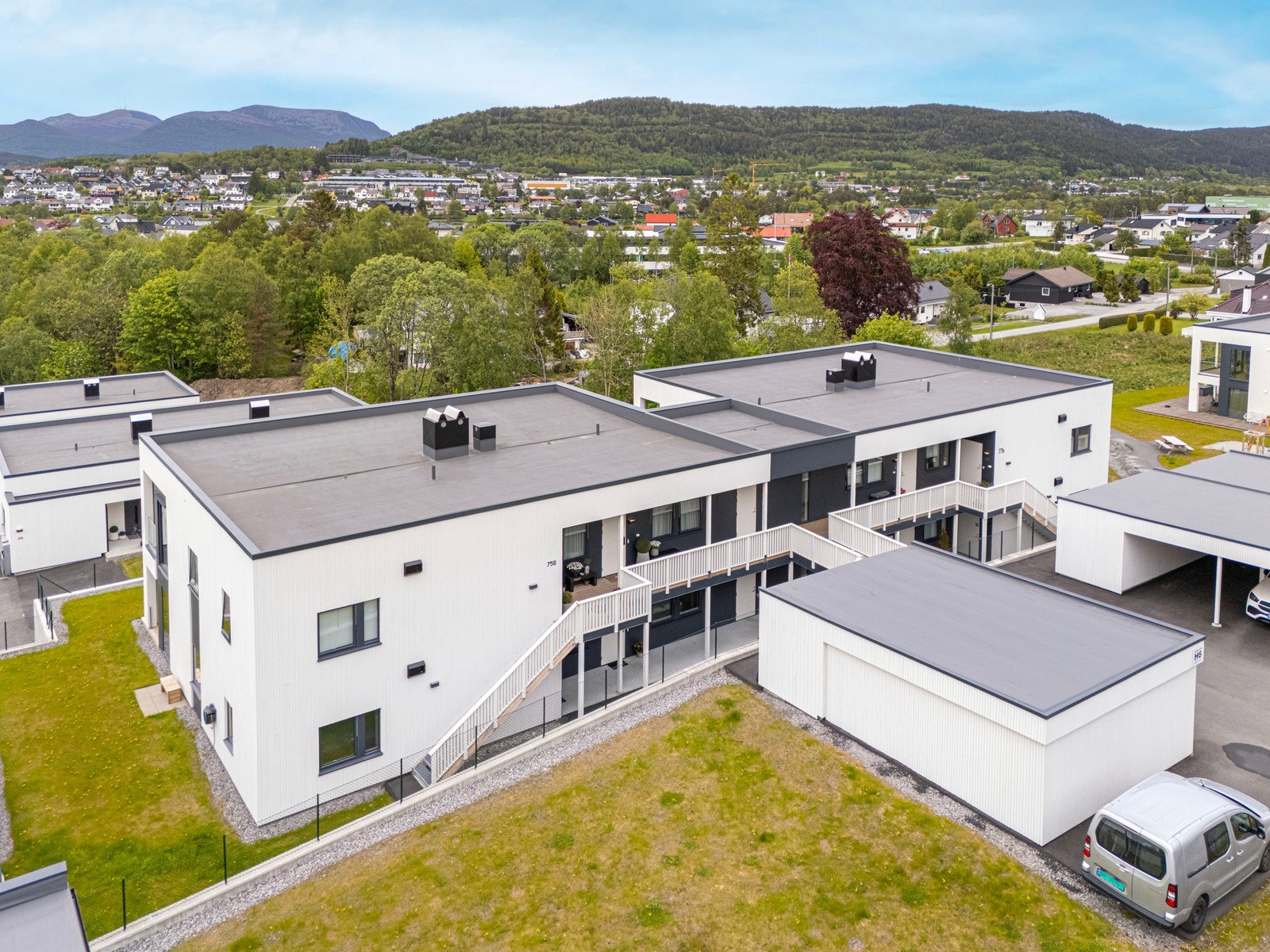 Dagligvarehandelen er enkel og tilgjengelig, med både KIWI og SPAR like i nærheten. Det er også gangavstand til Moa. Galleribilde