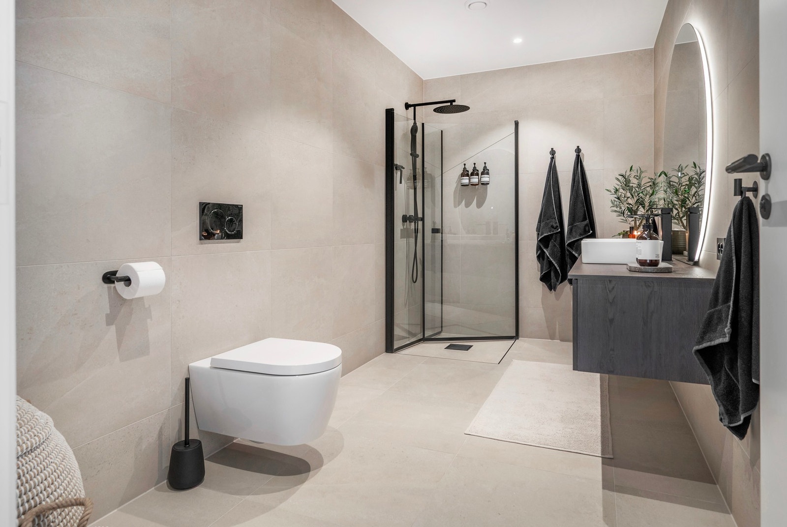 Lekkert baderom av god størrelse og påkostede tilvalg. Galleribilde