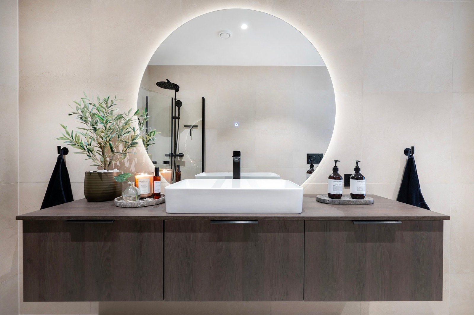 Innredningen har godt med oppbevaringsplass, påkostet armatur og lekkert speil med lys i bakkant. Galleribilde