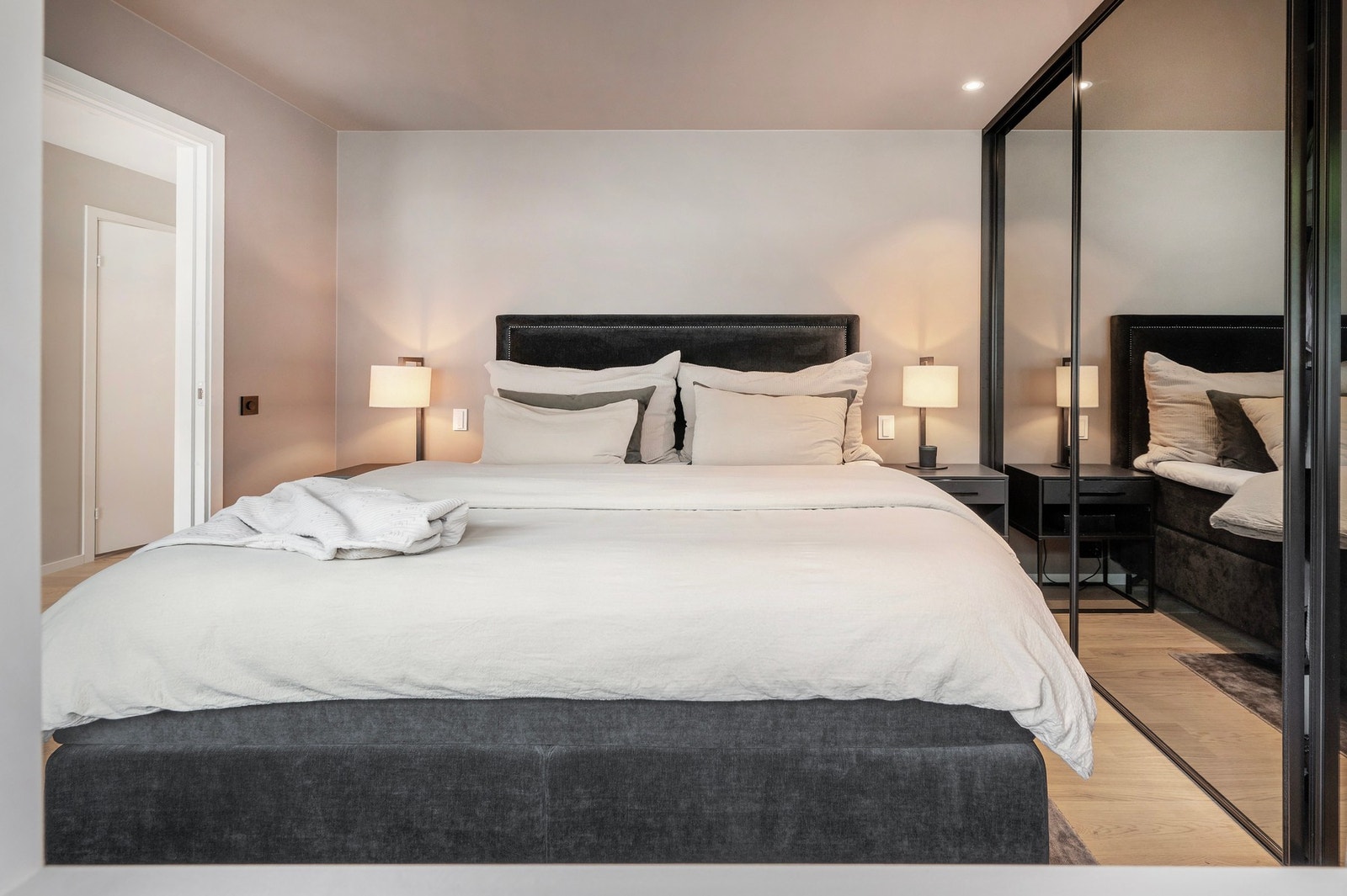 Det er godt med oppbevaringsplass i skyvedørsgarderobe med speil. Galleribilde