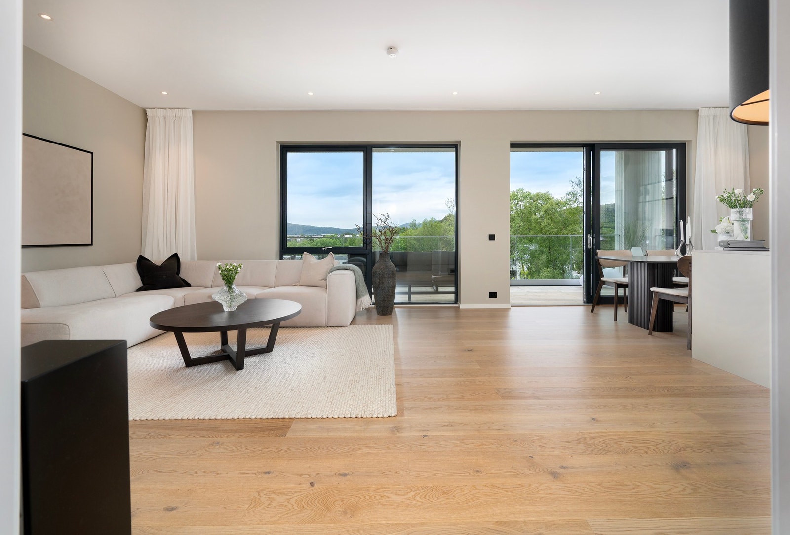 Store vindusflater sørger for godt med naturlig lysinnslipp. Legg merke til spottene i taket og svarte ELKO plus stikkontakter og dimmere. Galleribilde